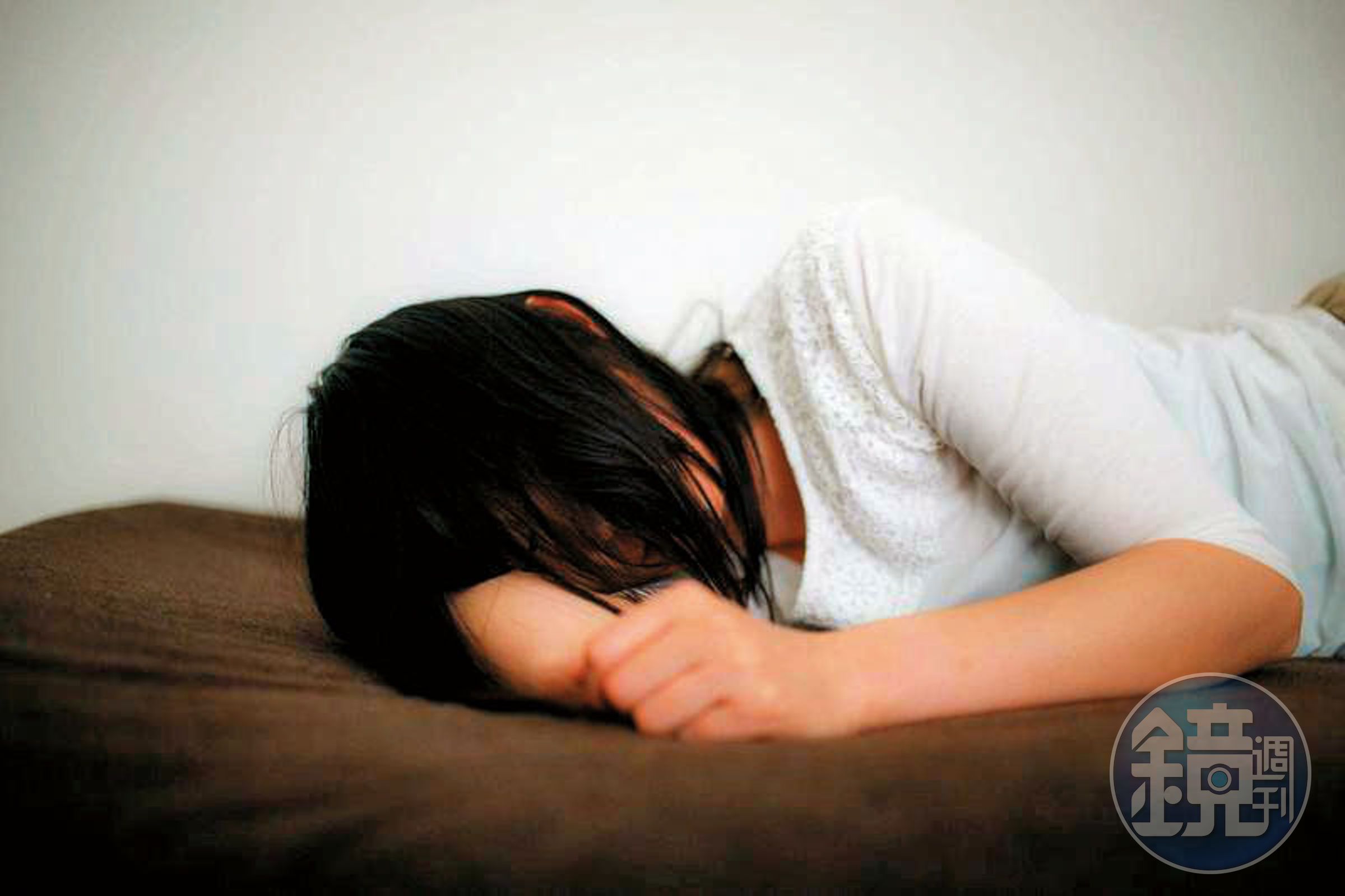 曾被容留的少女出面向本刊指控C先生惡行時，仍舊氣到一度哽咽。圖為示意畫面，非當事人。（Pakutaso）