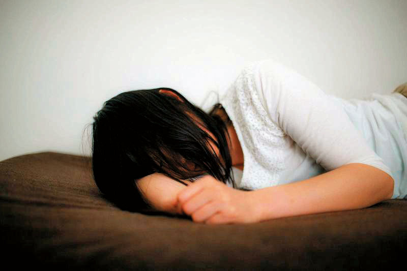 曾被容留的少女出面向本刊指控C先生惡行時，仍舊氣到一度哽咽。圖為示意畫面，非當事人。（Pakutaso）