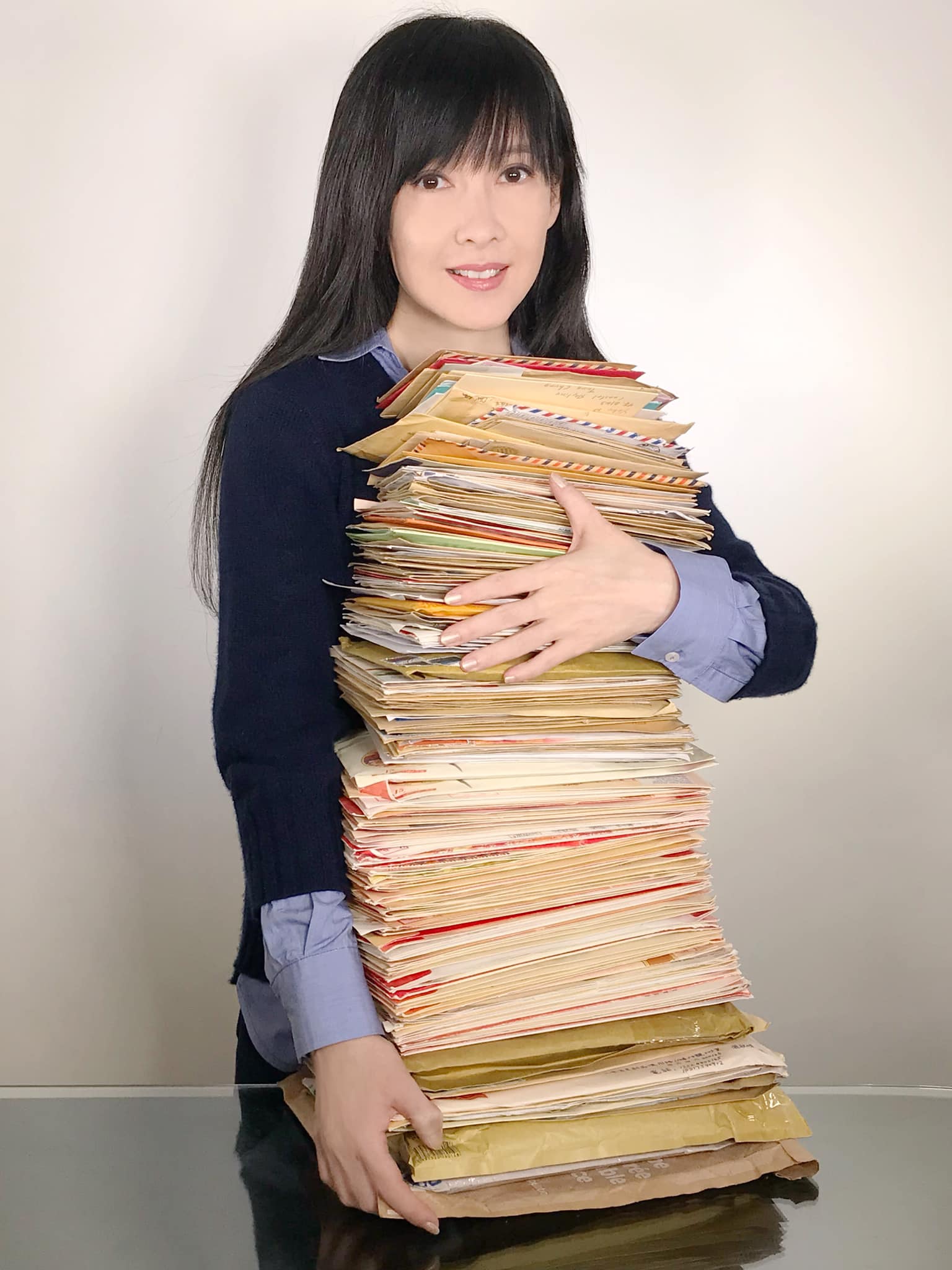 慧敏很重視粉絲的來信，有時間會親筆回覆，這習慣至今維持不變，信件數量足足有她半個人身高。（翻攝自周慧敏臉書）