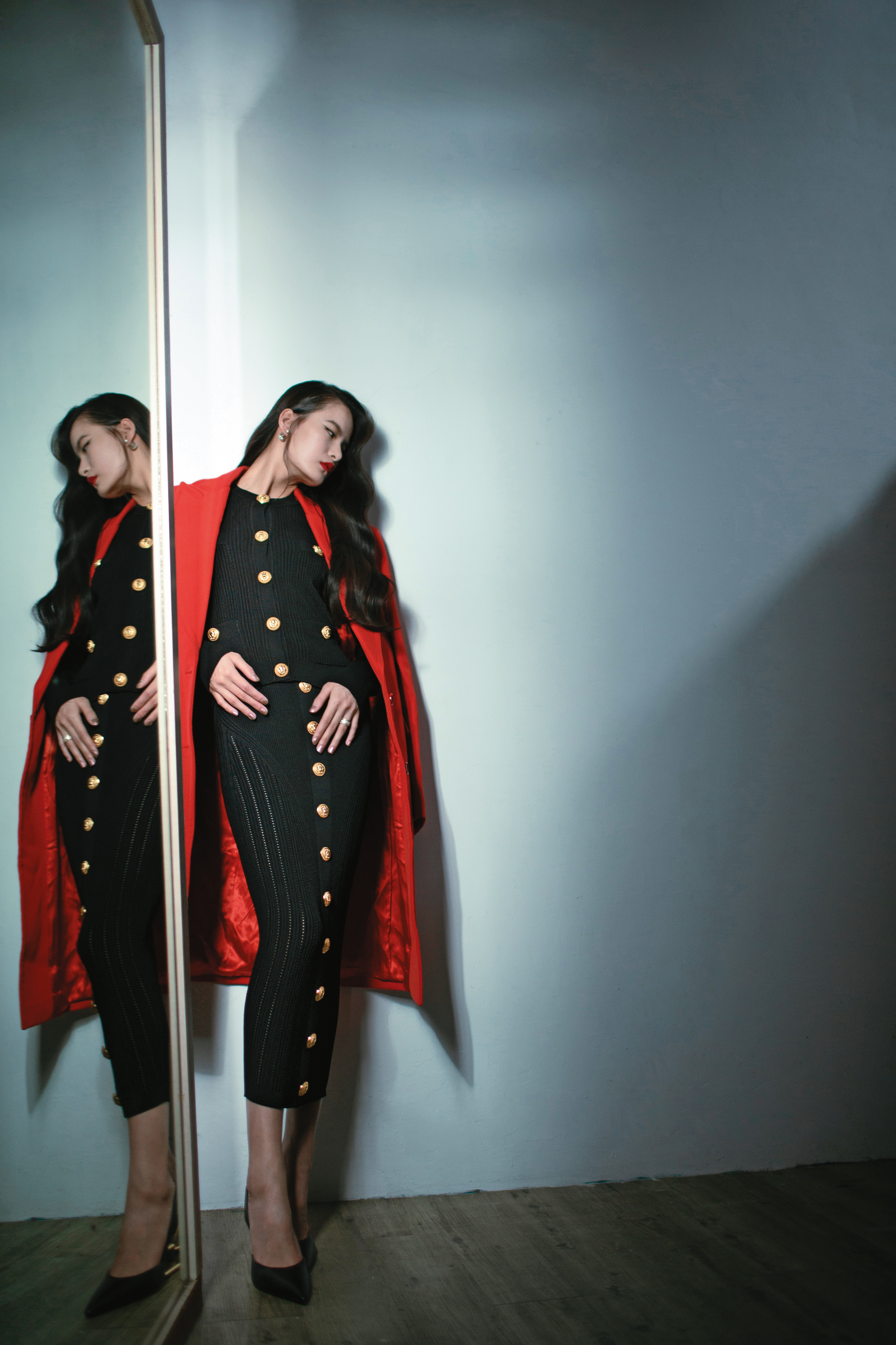 紅色切斯特菲爾德大衣 NT$105,400 by MICHAEL KORS、經典鈕扣針織衫 NT$62,300、鈕扣羅紋針織中長裙 NT$53,900 by Balmain First、高跟鞋 NT$47,000 by FENDI、珍珠TRIBALES耳環 NT$32,500、金色戒指 NT$19,500 by Dior
