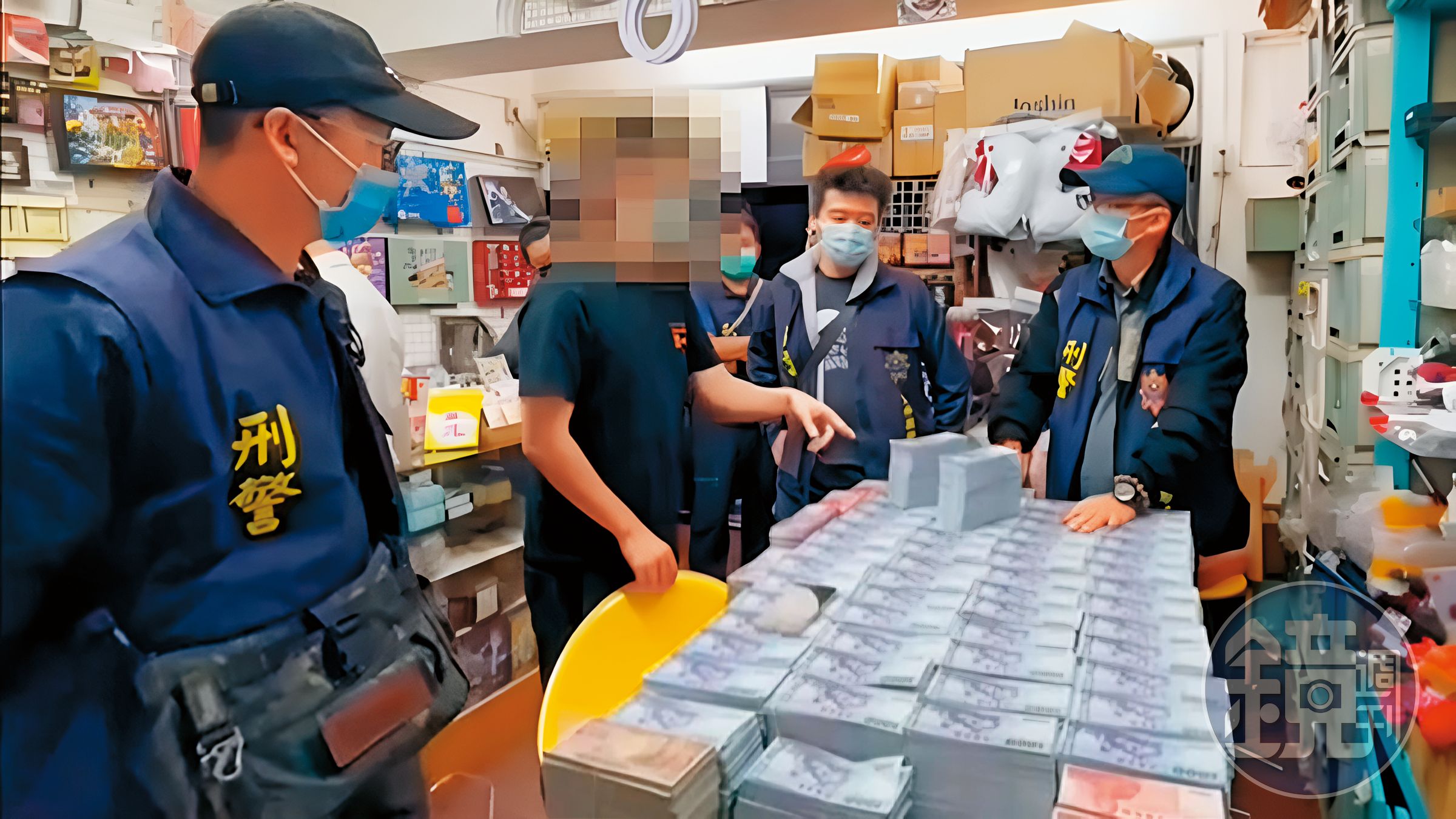 雲林檢警年初北上大搜索，從廖泓鈞夫妻的魔術店查扣面額1.2億元的偽鈔。（東森新聞提供）