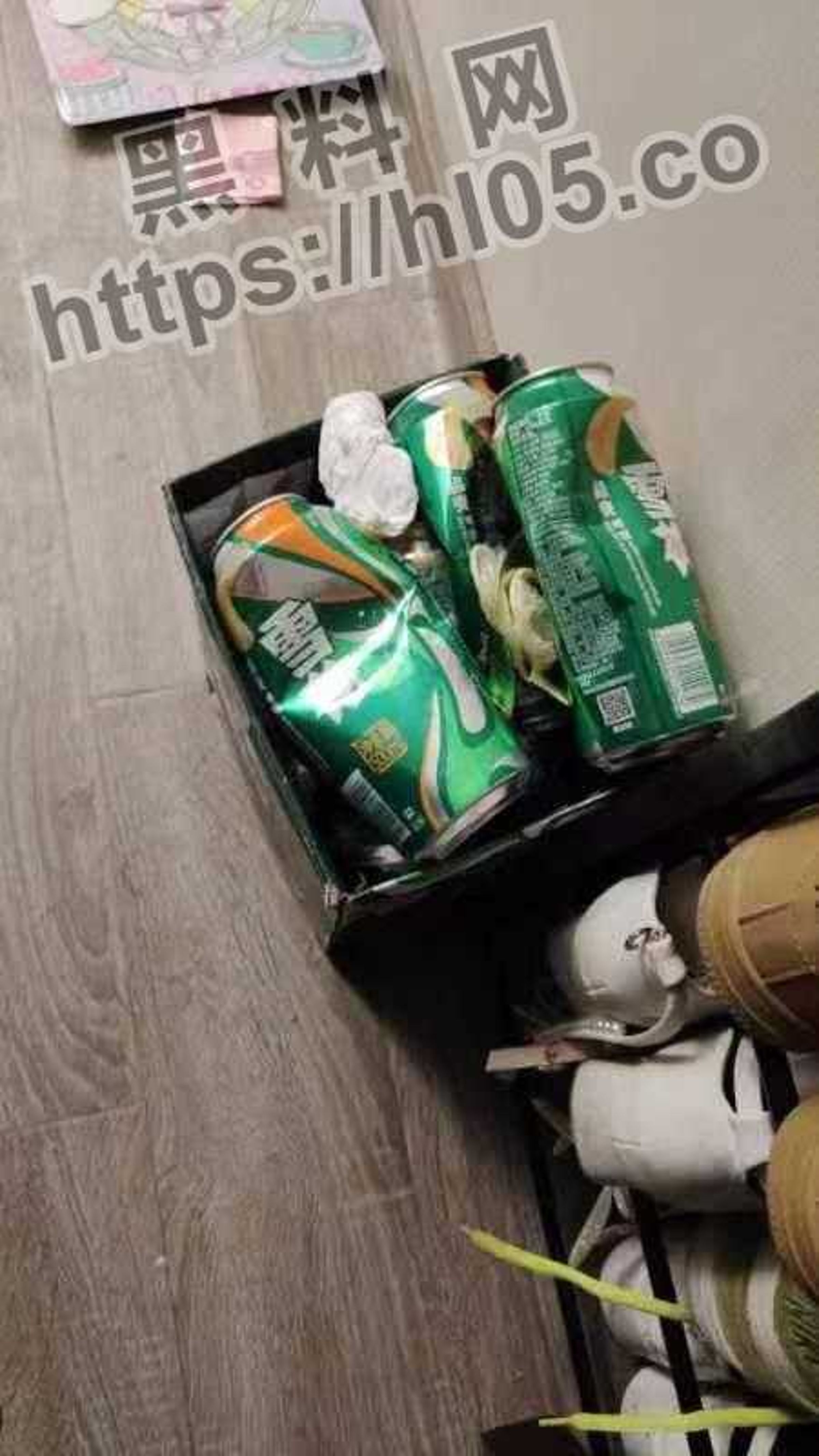 女孩房裡都是保險套殘骸。(翻自《黑料不打烊》)