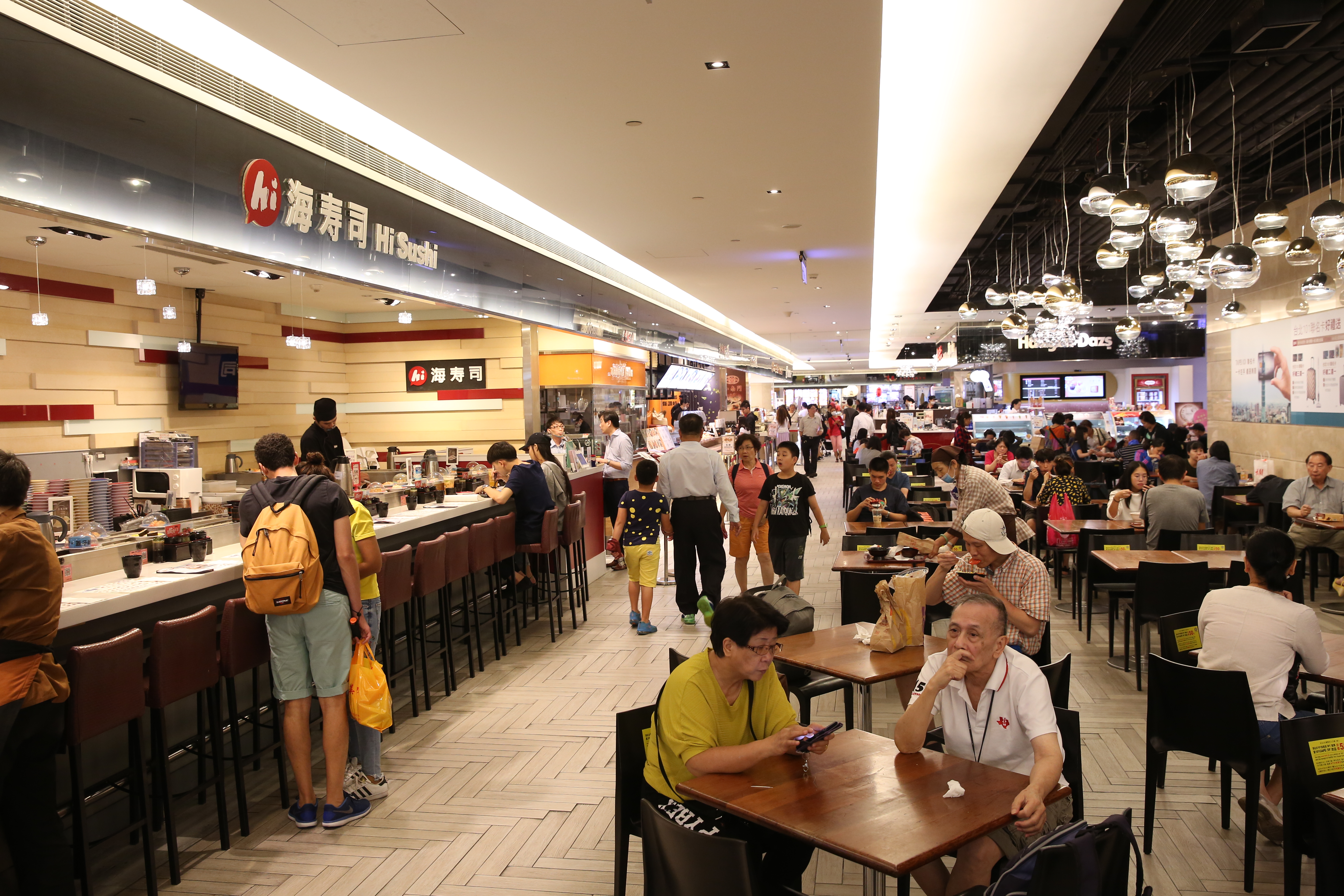 隨著內需消費熱度提升，餐飲業也面臨諸多挑戰。圖為美食街。