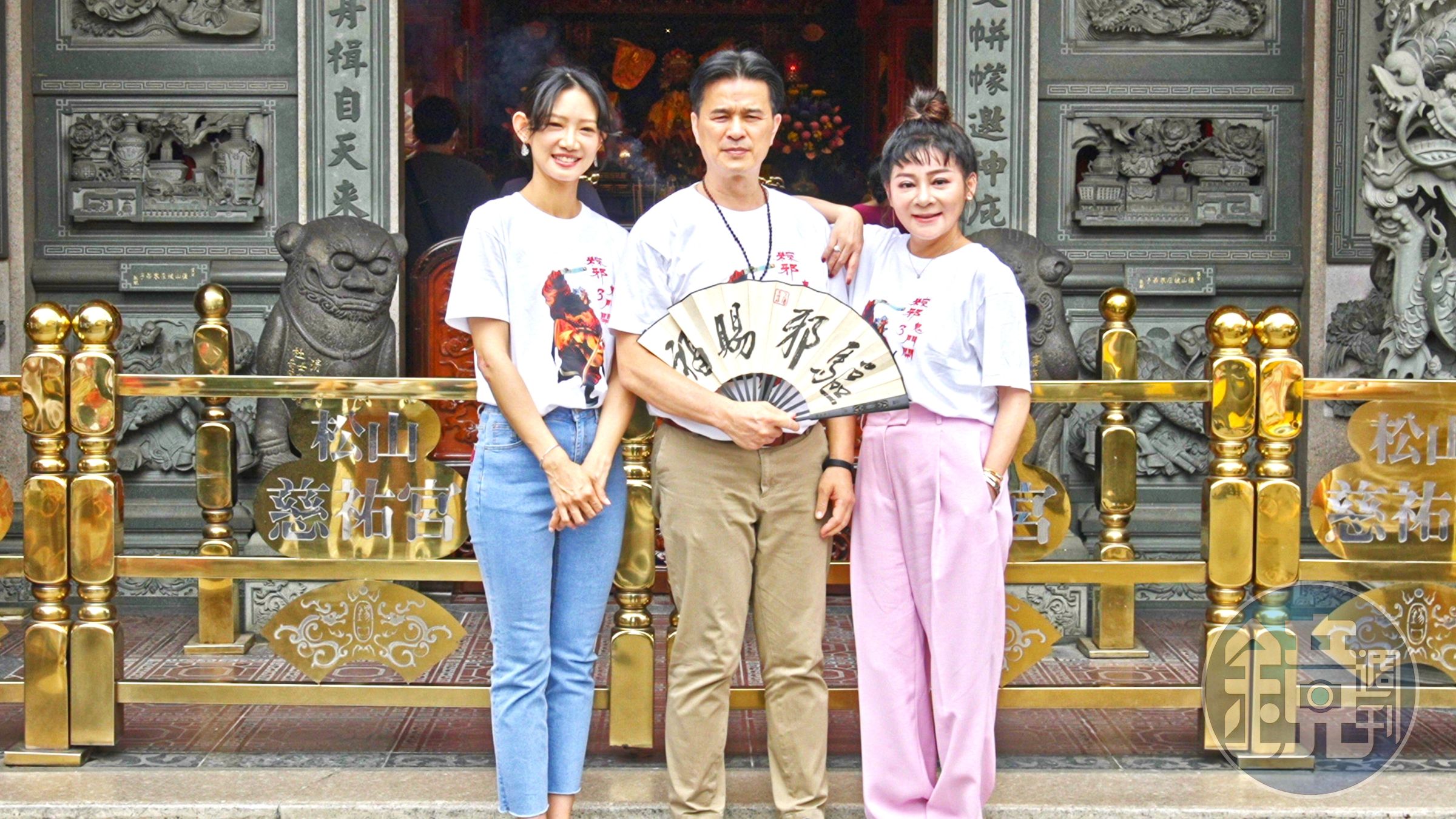 王彩樺片中飾演旅店老闆娘吳亦蓉的好友,開心自己終於演到鬼片。中為李興文。(華影提供)