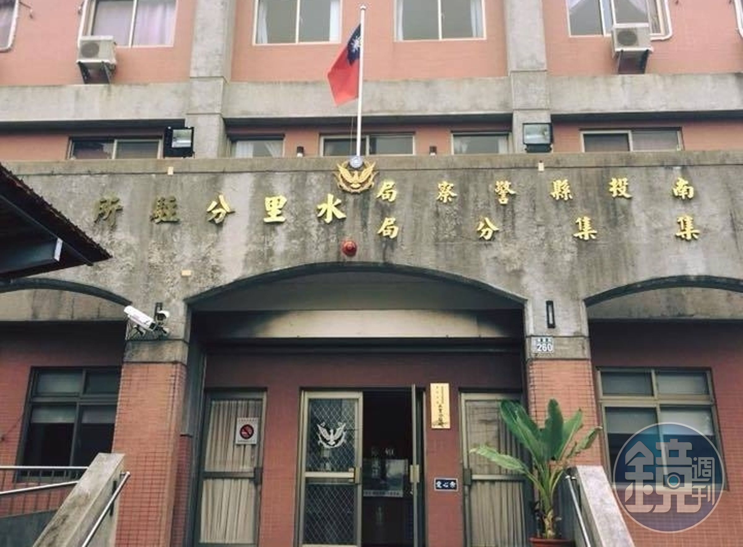 水里分駐所員警循線查出男童就讀的國小，在老師協助下通知男童母親至派出所認領。（翻攝自臉書）