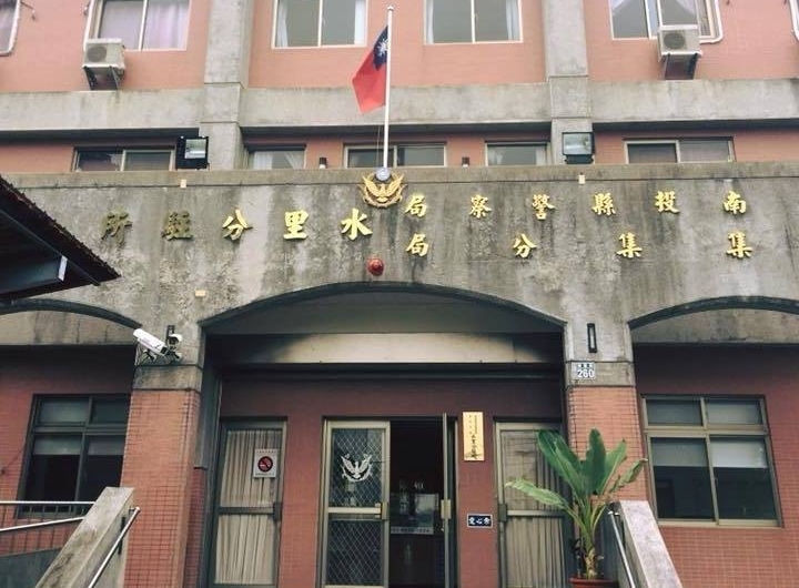 水里分駐所員警循線查出男童就讀的國小，在老師協助下通知男童母親至派出所認領。（翻攝自臉書）