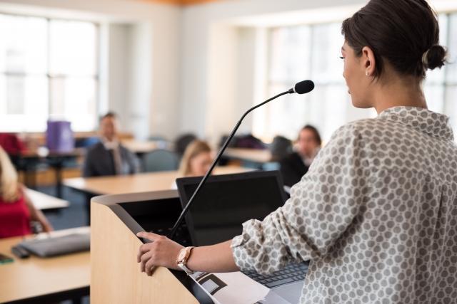 中國一名女大生屈啦啦因為名字特殊，簽到時還被老師誤以為是假名。（示意圖，photoAC）
