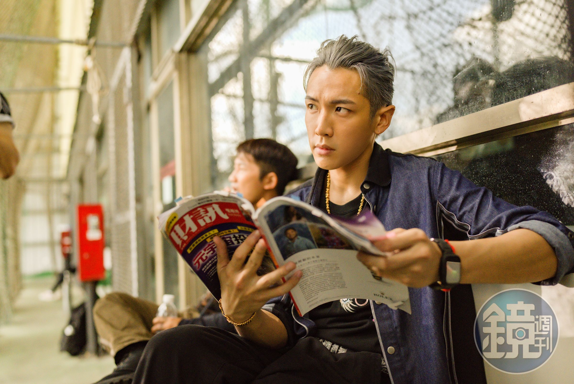 戲裡柯震東投資NFT,他自認清醒,是一堆智障裡比較清醒的智障。(麻吉砥加電影提供)