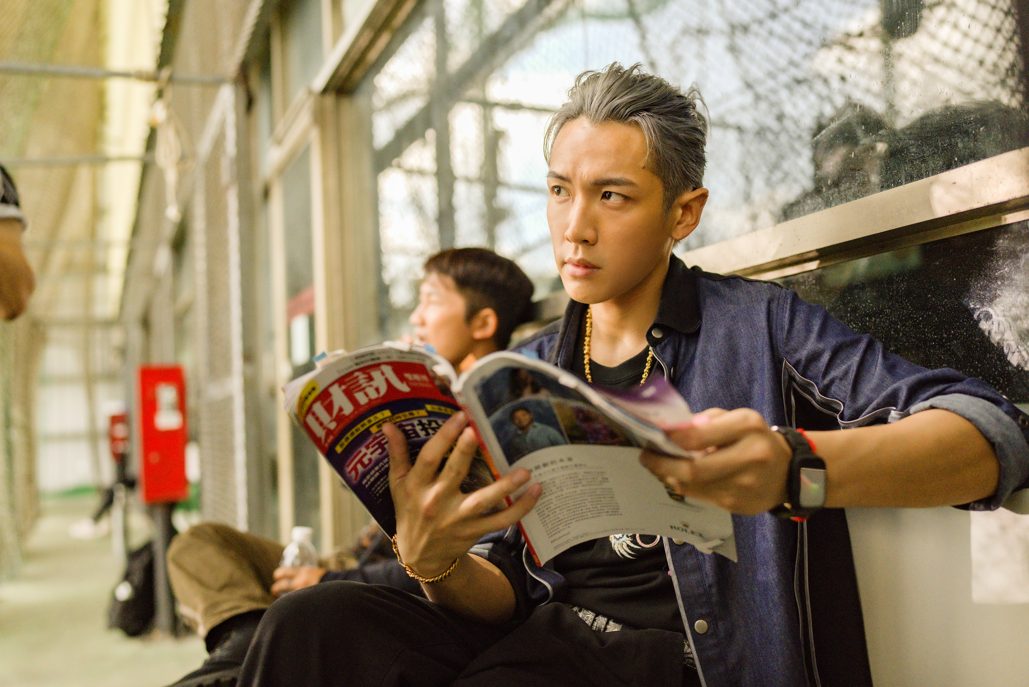 戲裡柯震東投資NFT，他自認清醒，是一堆智障裡比較清醒的智障。（麻吉砥加電影提供）