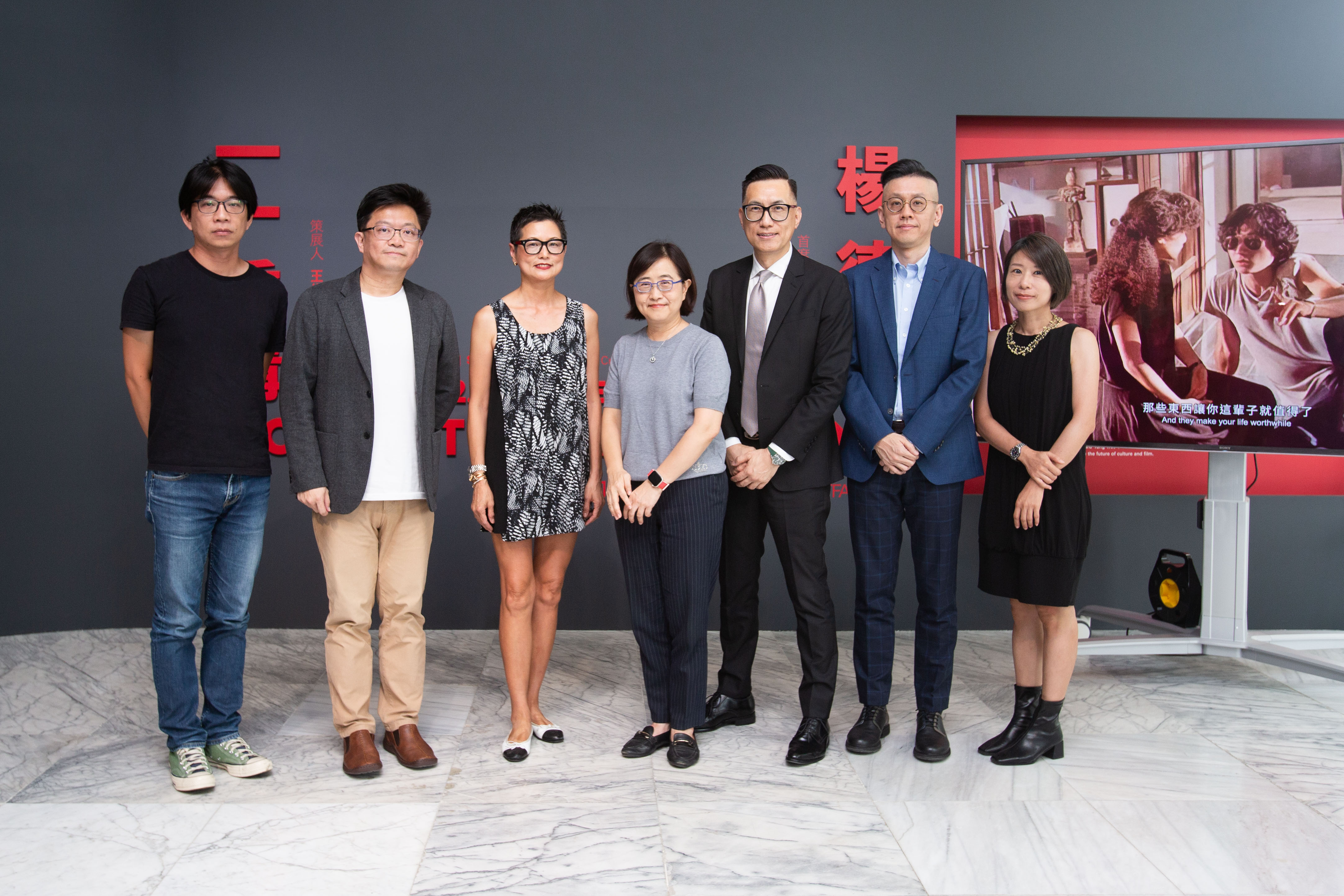 「一一重構：楊德昌」影展策展人林木材（左起）、影視聽中心執行長李智仁、回顧展首席創意顧問彭鎧立、台北副市長林奕華、北美館王俊傑館長、電影學者孫松榮教授、回顧展協調顧問王君琦。（台北市立美術館提供）
