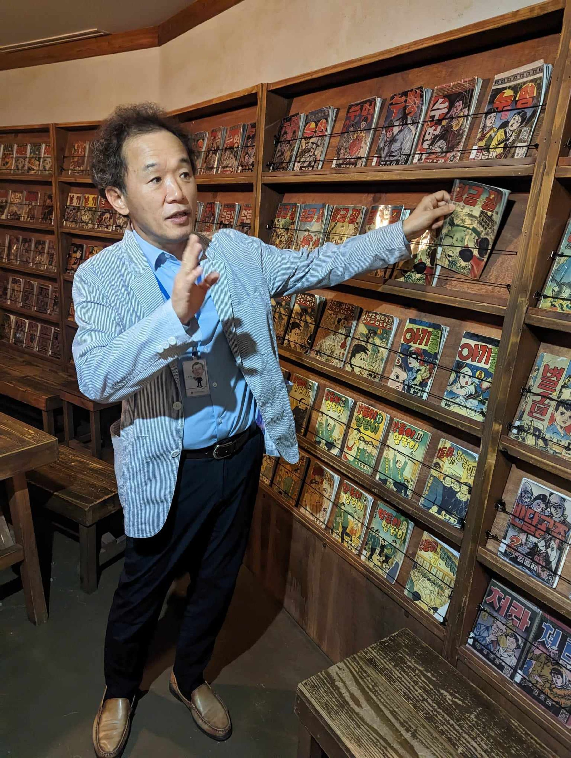 韓國漫畫振興院博物館運營組長李勇哲介紹韓國漫畫博物館。