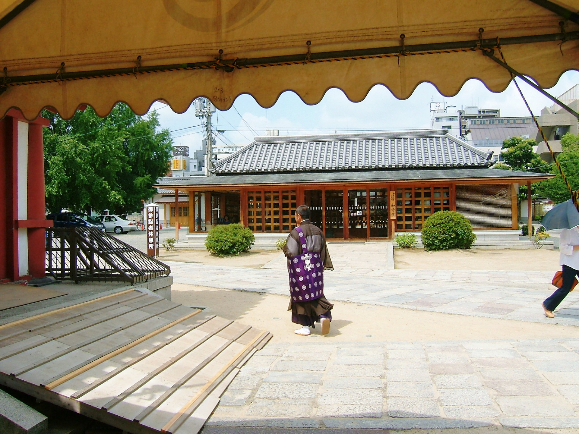 女子遭8旬寺廟老和尚強行脫褲，還被「老衲棍棒」打屁股。（示意圖非當事和尚，PhotoAC）