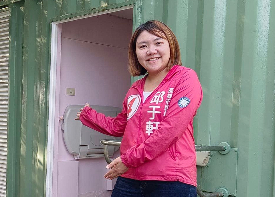 邱于軒(圖)的丈夫投標高雄國中小營養午餐食材標案時未揭露身分關係,遭罰140萬元。(翻攝自邱于軒臉書)