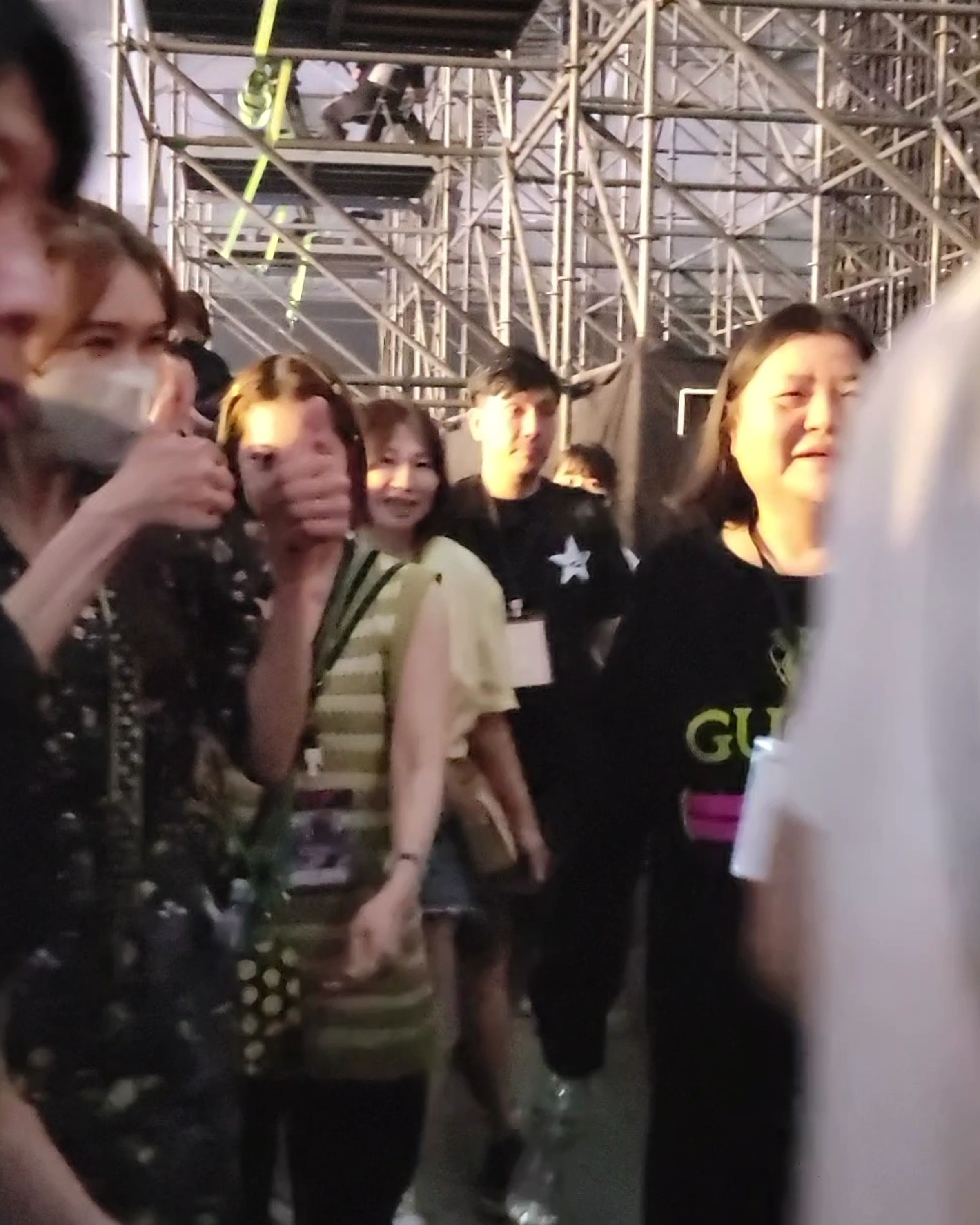 林志玲為老公AKIRA的表演打100分,還比出兩手大姆指。