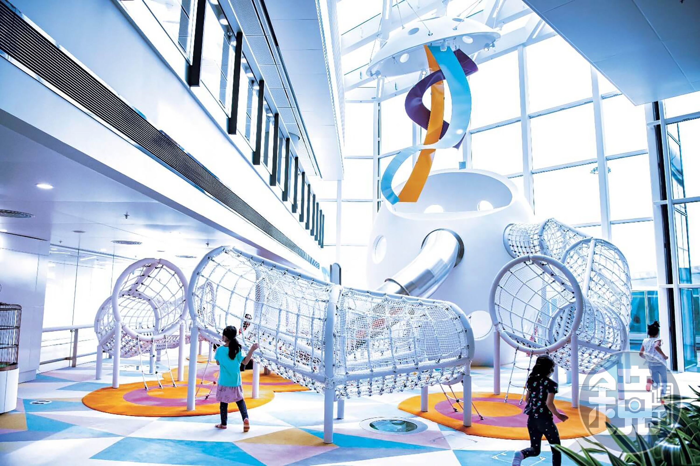 兒童遊戲互動空間多元且豐富的主題區域，締造孩童輕鬆愉快的旅途經驗。（香港國際機場提供）