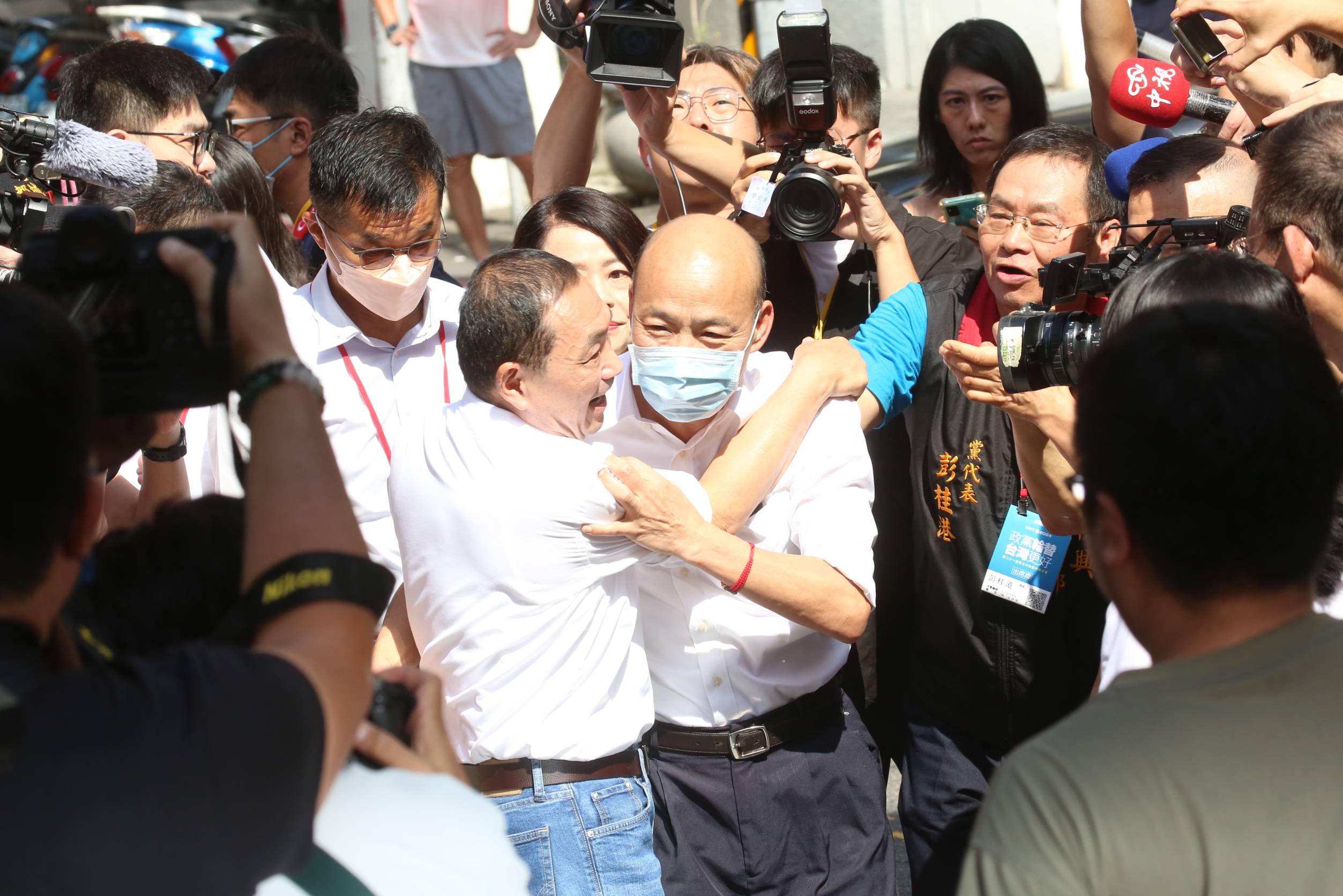 侯友宜不僅提前15分鐘在門外迎接韓國瑜外，也當面向韓表示致歉，「4年前我做得不好，真拍謝」，並上演擁抱大和解。