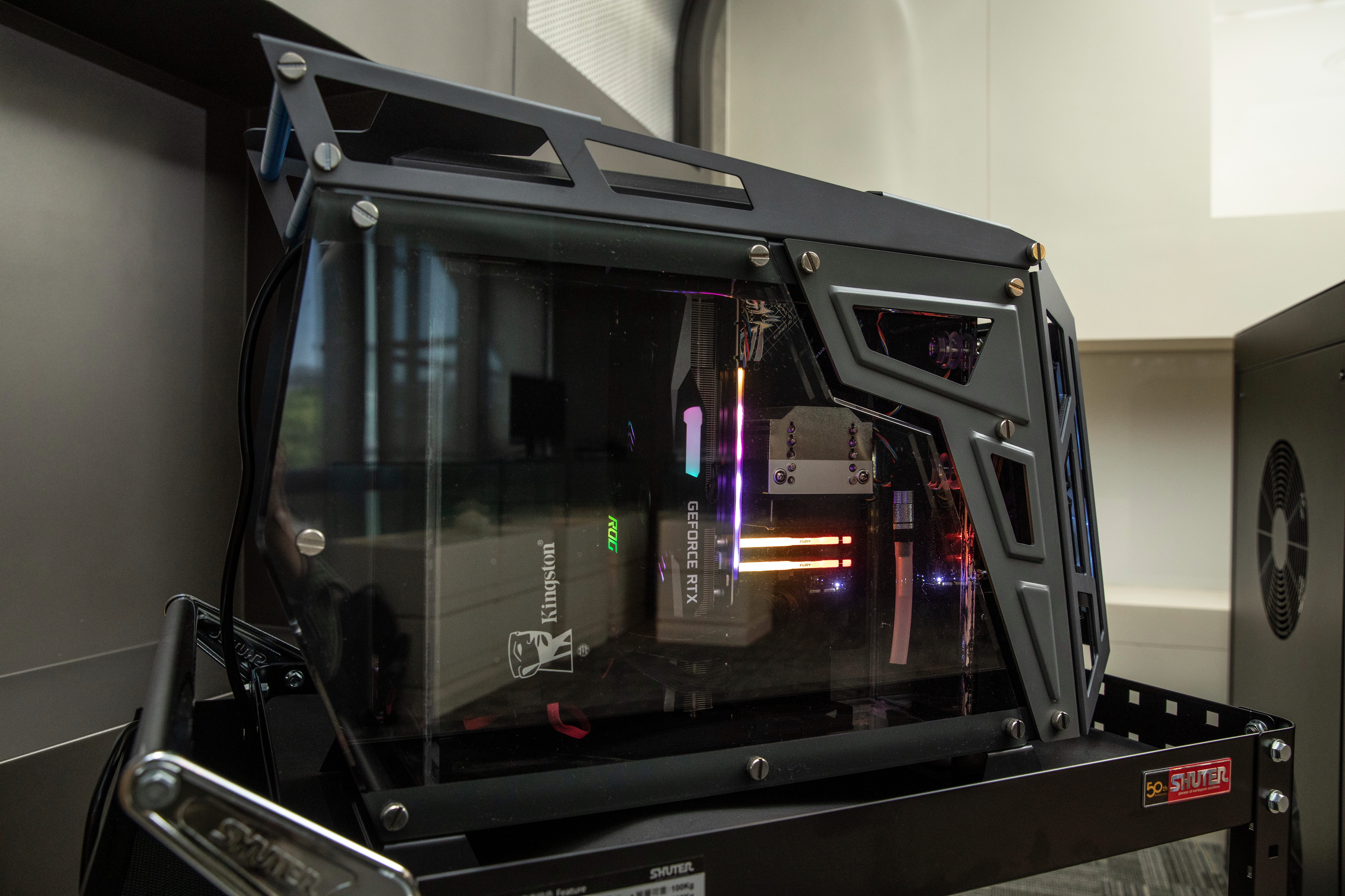 伺服器營收佔近8成的晟銘電，再往浸沒式液冷產品進軍，以滿足雲端客戶散熱與節能新需求。（圖為公司今年Coumputex展示的單相式浸沒式散熱機櫃）