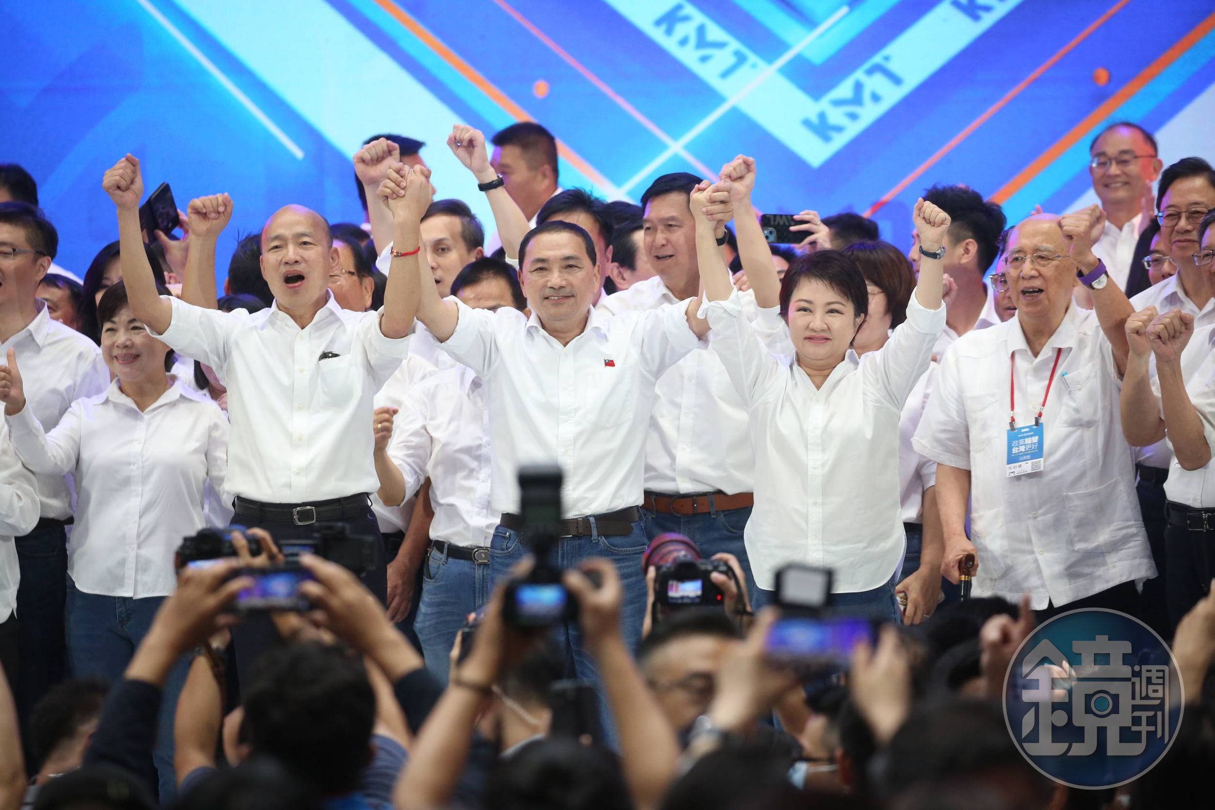 現任藍營縣市長一同上台,重現「漢子、禿子、燕子」3人合體的畫面。