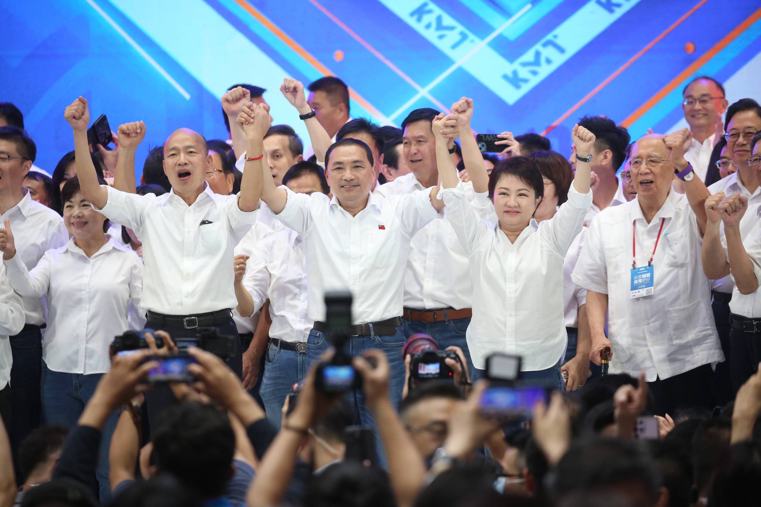 現任藍營縣市長一同上台，重現「漢子、禿子、燕子」3人合體的畫面。