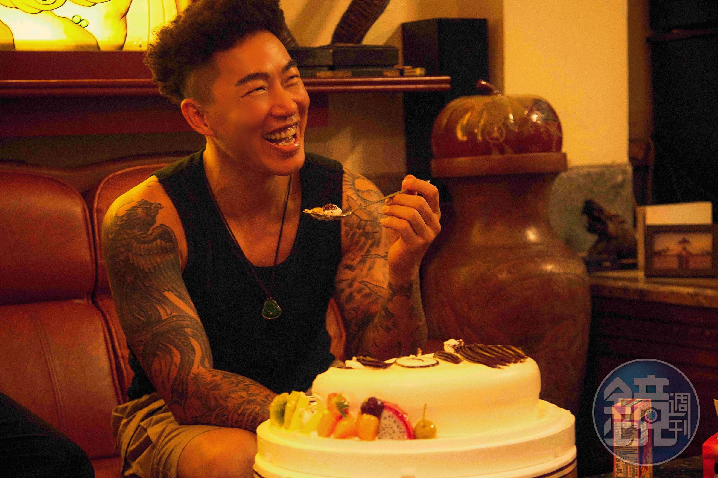過去因運動員生涯,很少慶祝生日的郭泓志,在電影《我最愛的笨男人》體會到了過生日的快樂。(Catchplay提供)