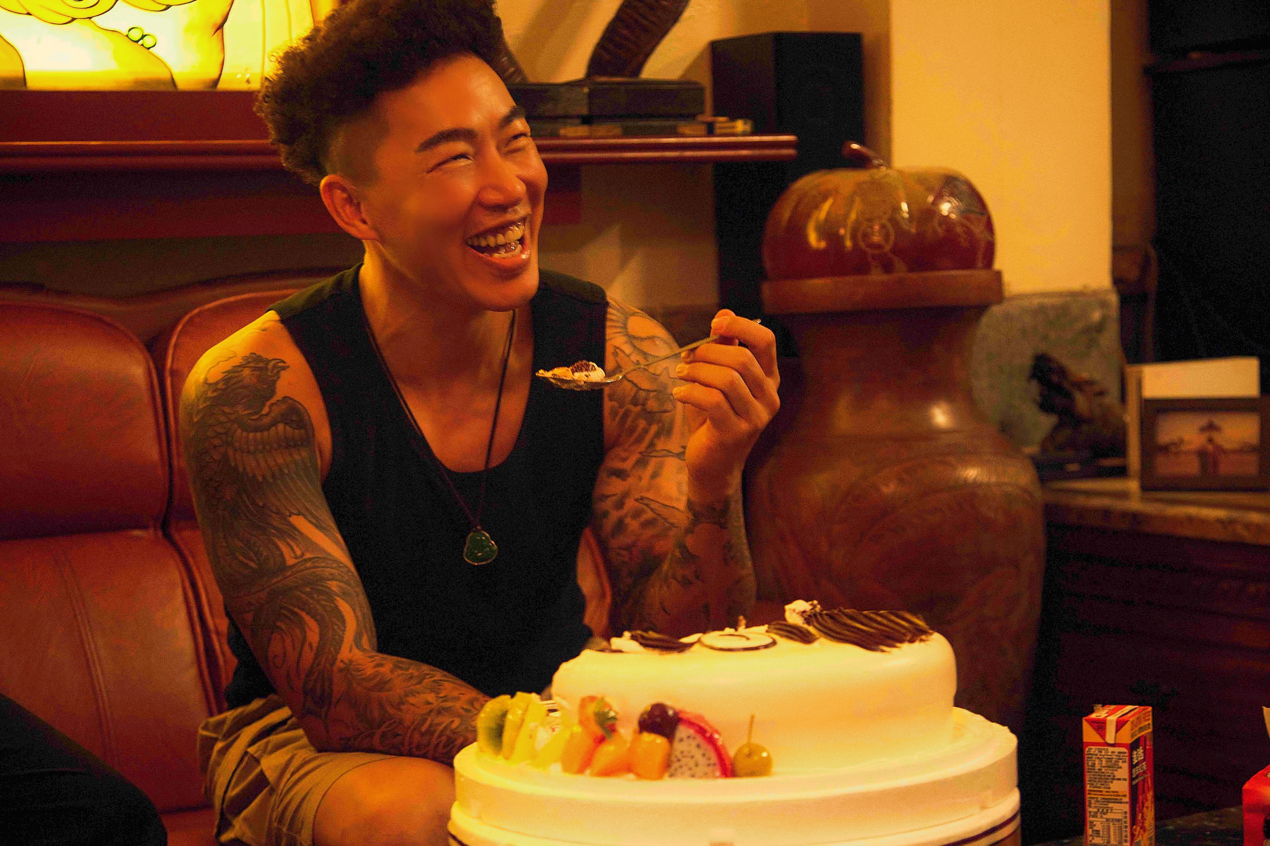 過去因運動員生涯，很少慶祝生日的郭泓志，在電影《我最愛的笨男人》體會到了過生日的快樂。（Catchplay提供）