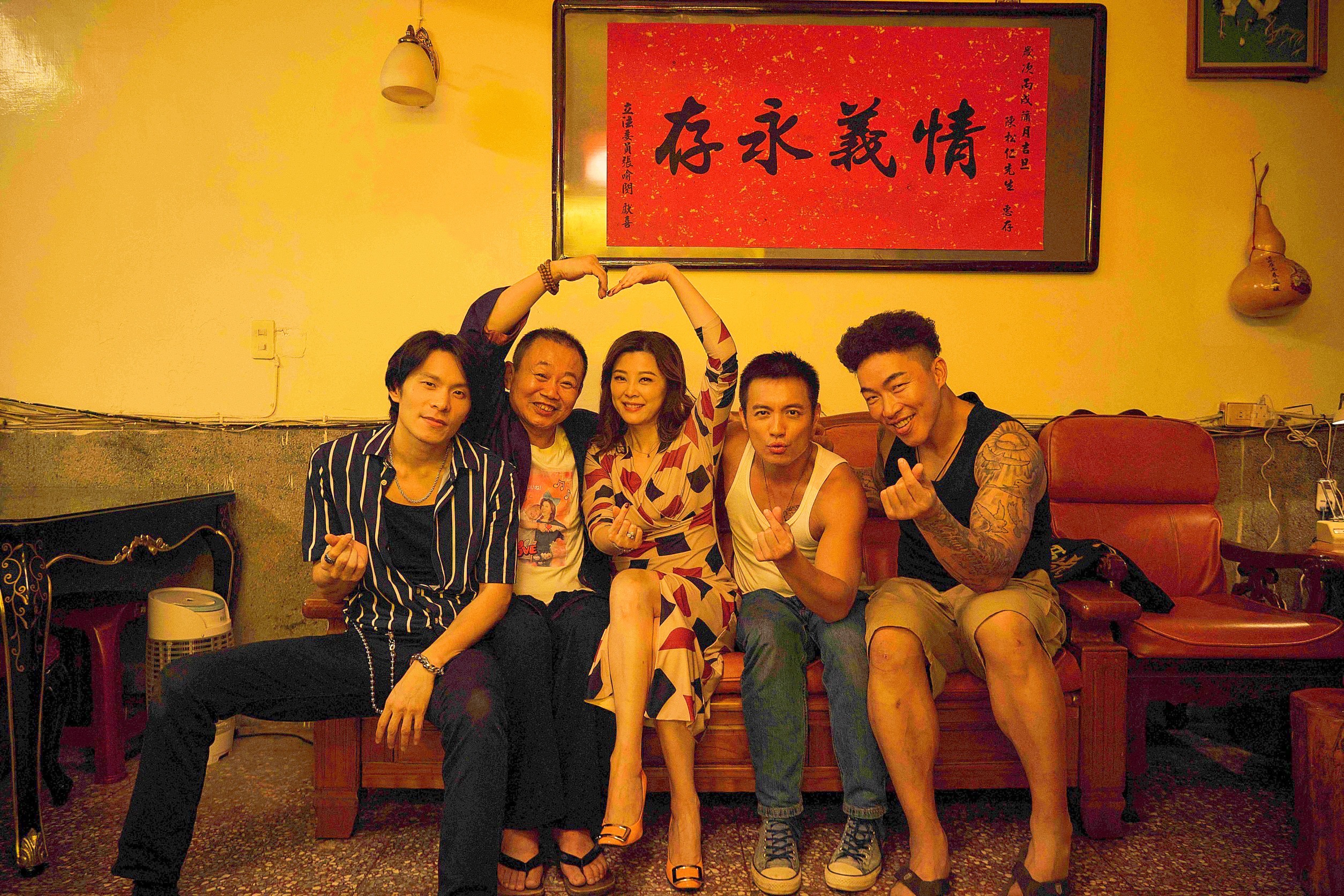 首次跨界拍攝電影的郭泓志,一場三兄弟和飾演老大的鄭志偉在「喬」完事情後幫老大慶祝生日的戲,讓他難忘。(Catchplay提供)