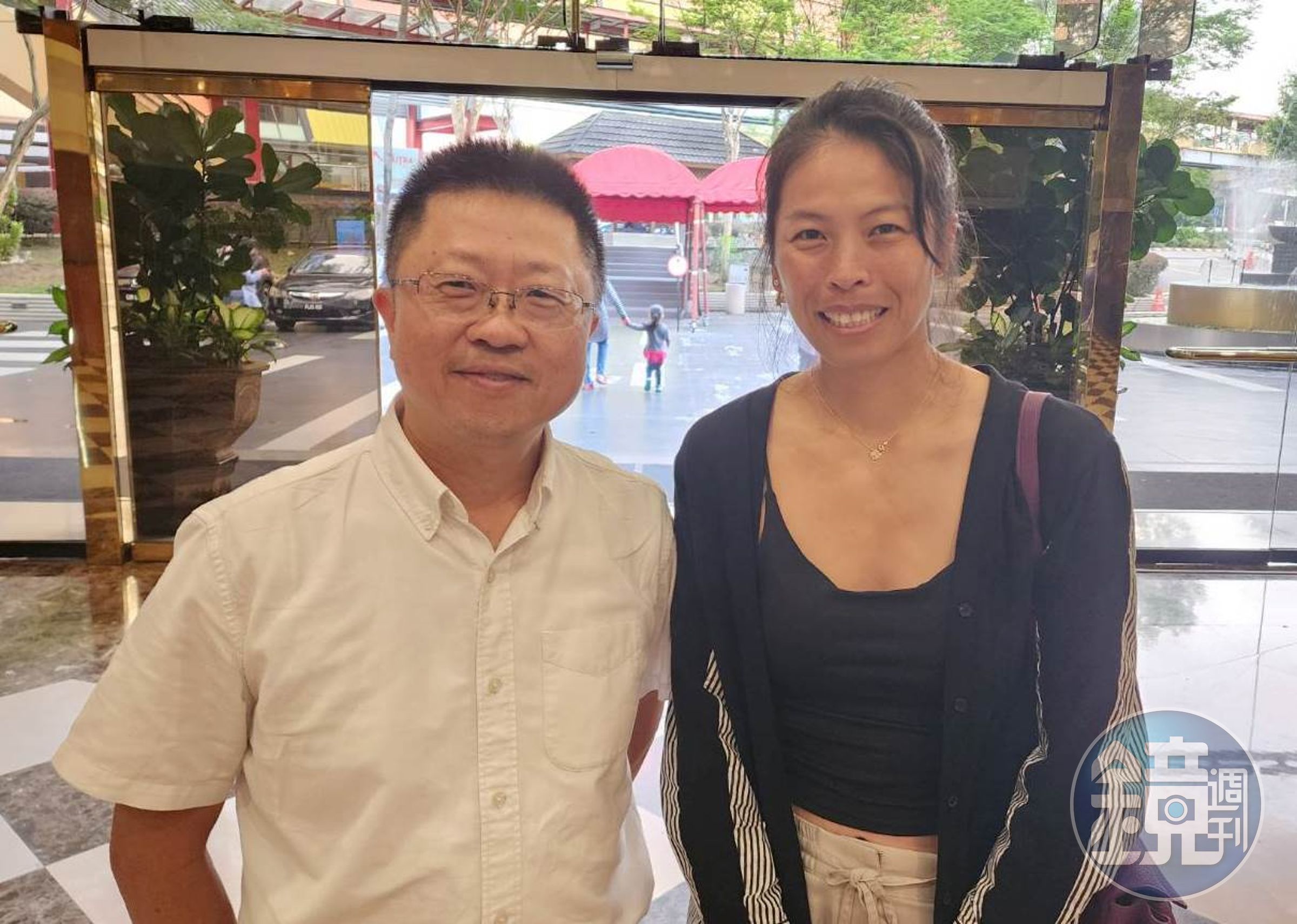 謝淑薇抵達吉隆坡，和中華隊領隊楊蔚萌合影。（翻攝四維體育推廣教育基金會臉書）