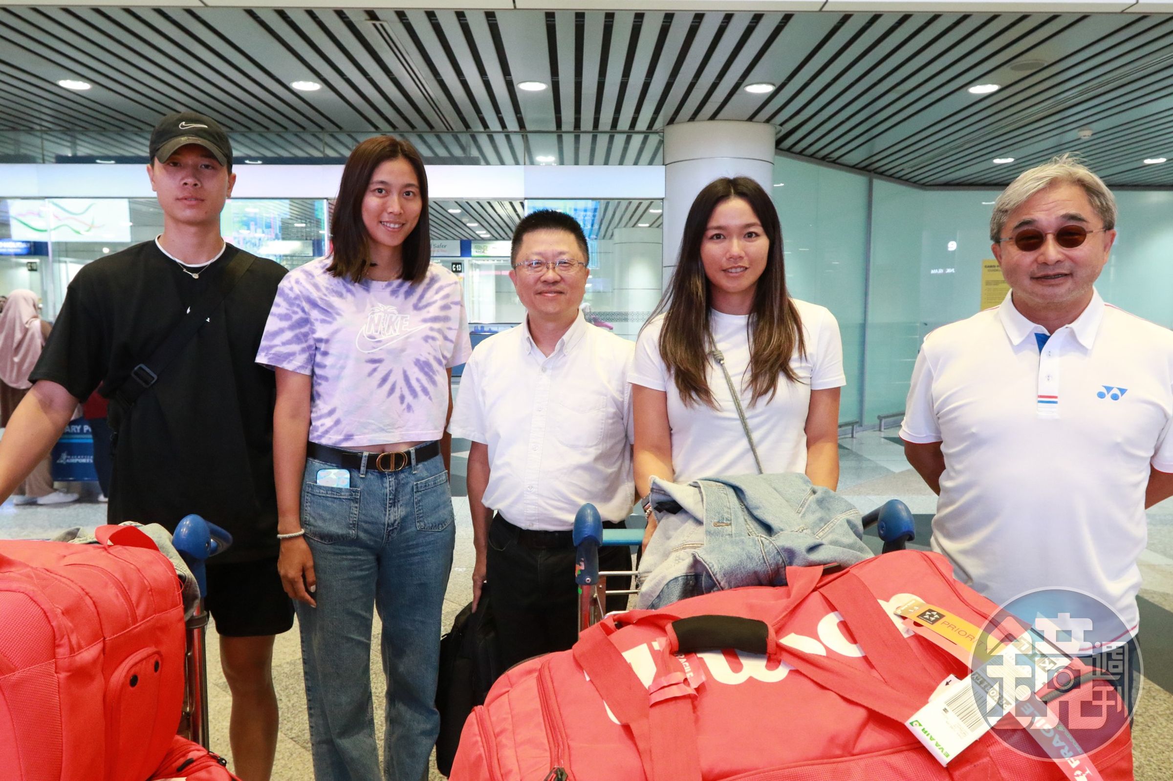 詹詠然（右二）、詹皓晴（左二）姐妹也抵達吉隆坡。（翻攝四維體育推廣教育基金會臉書）