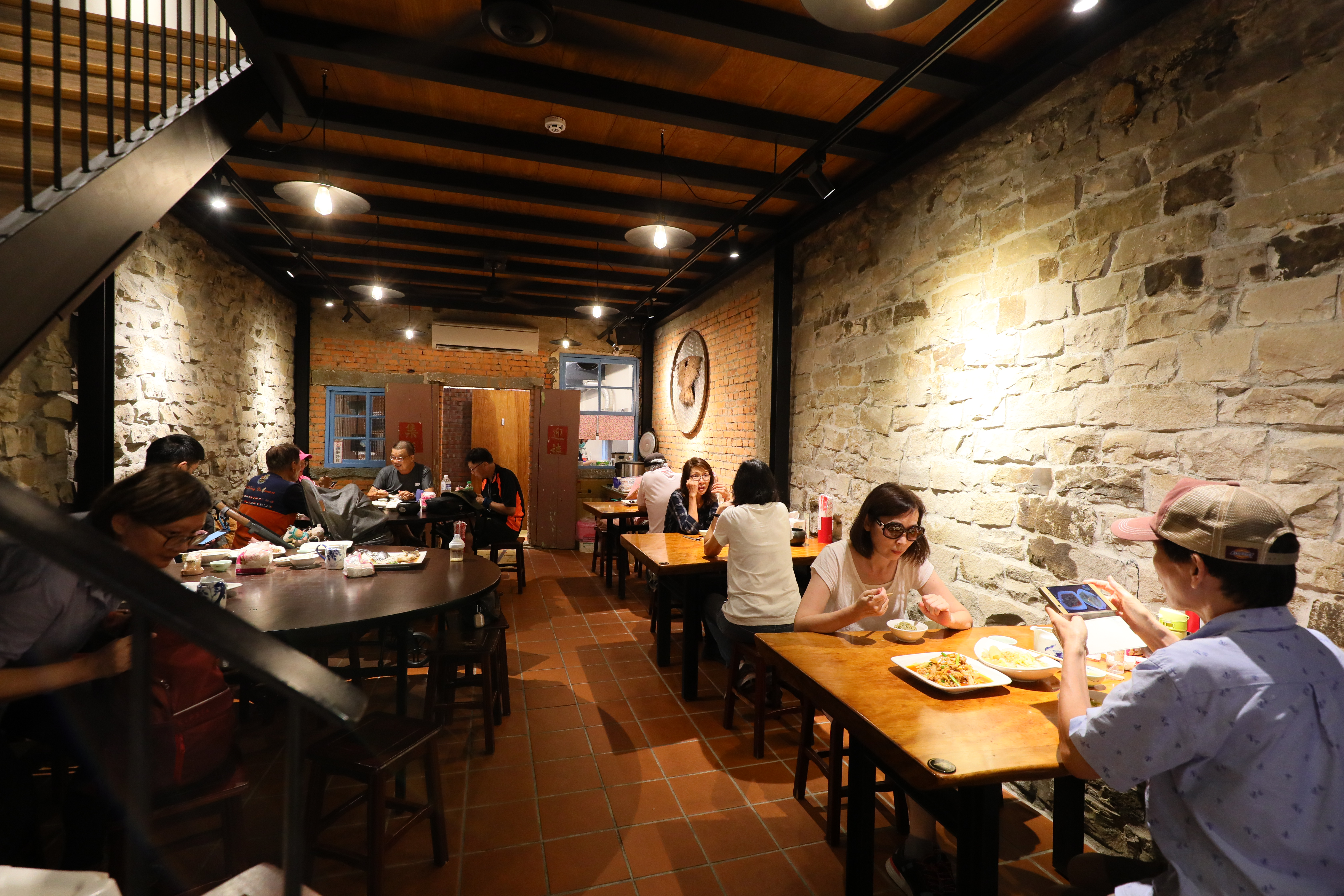 平日午間已過用餐時段，餐館內依然有不少顧客上門。
