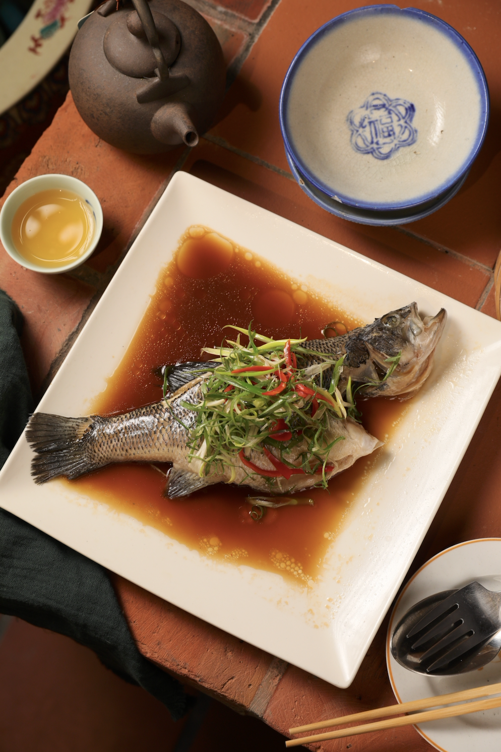 「清蒸鱸魚」來自金瓜寮山泉溪澗，吃起來完全沒有土味。（460元／份）