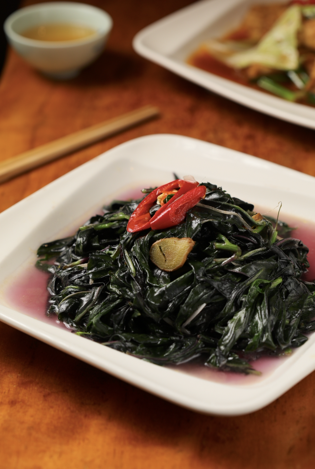 在地阿嬷種植的季節時蔬「紅菜」，以茶油拌炒，是女性補血聖品。（160元／份）