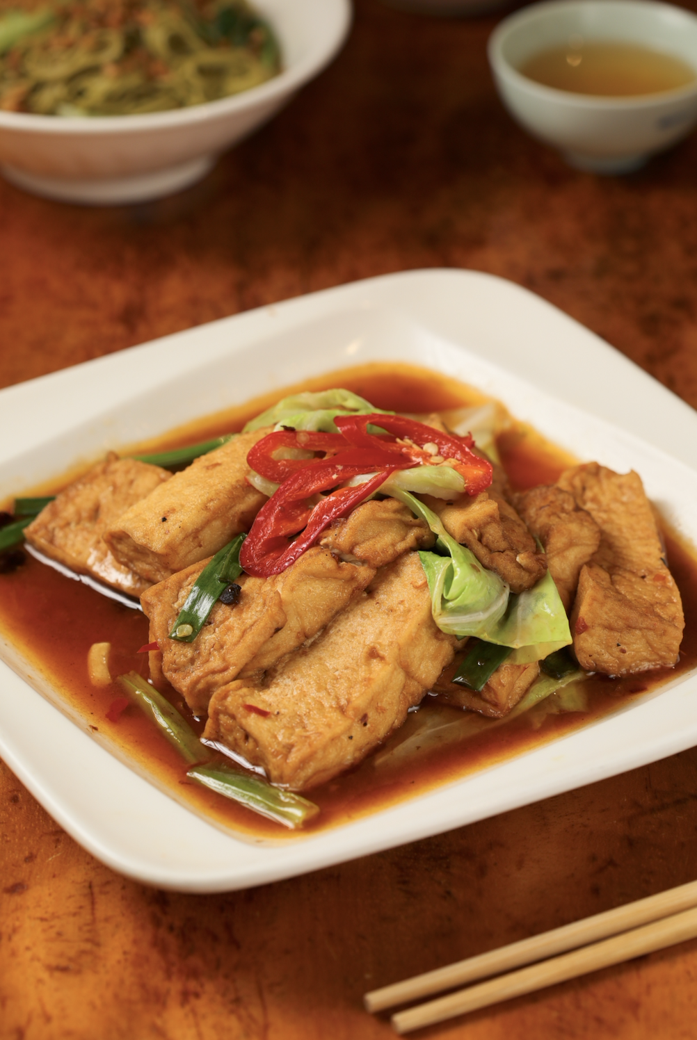 私心推薦的「招牌紅燒豆腐」同樣標榜山泉水製作，純淨滑嫩。（180元／份）