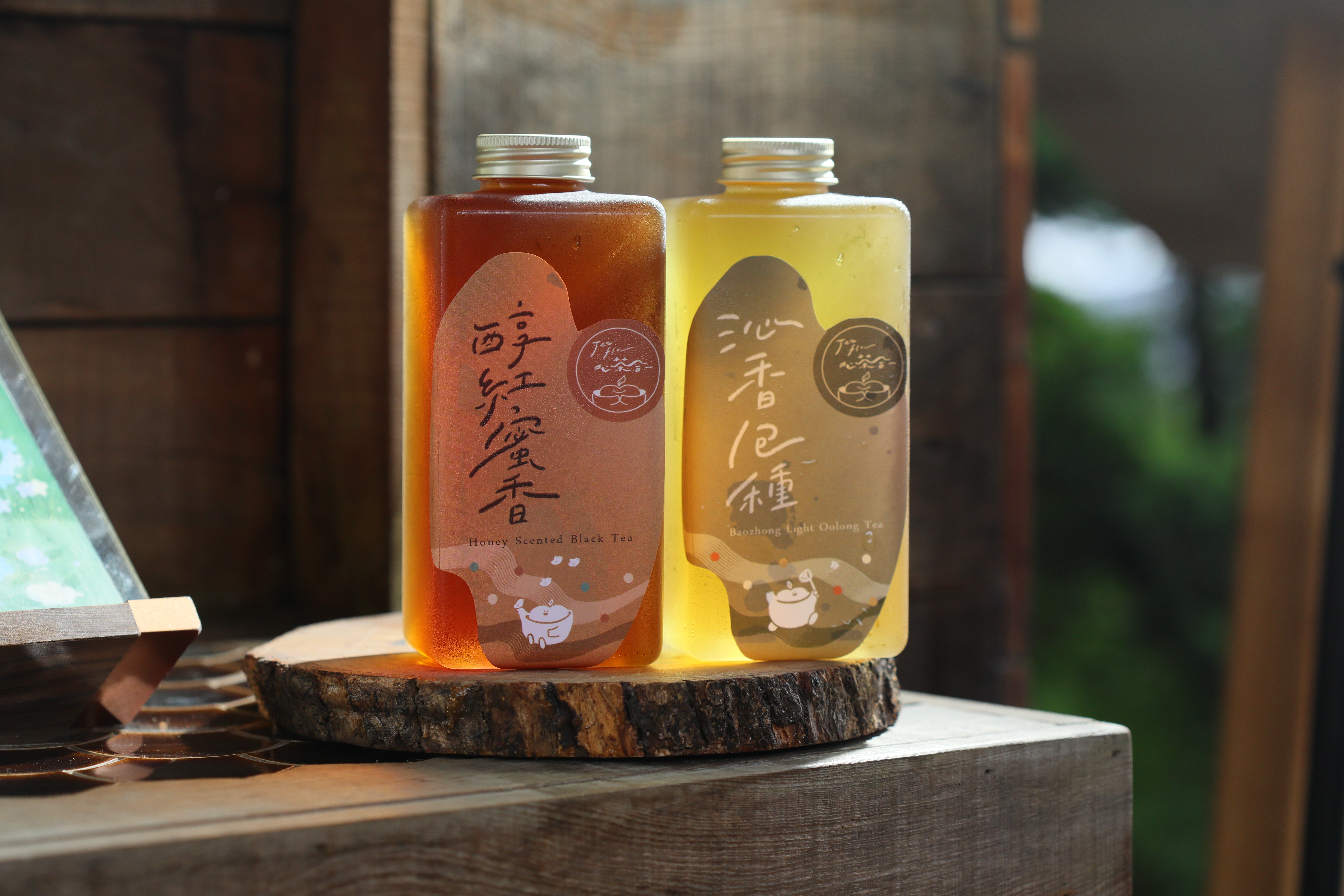 甘甜醇厚的「醇紅蜜香」與清香淡雅的「沁香包種」。(80元/瓶)