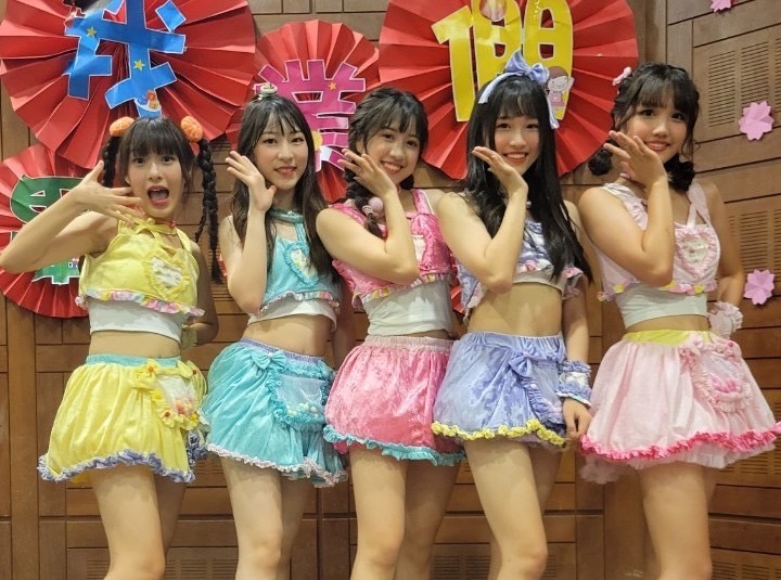 白冰冰籌組的女團「Give Me Five少女隊」今天首度登上校園開唱。（陳孝志提供）