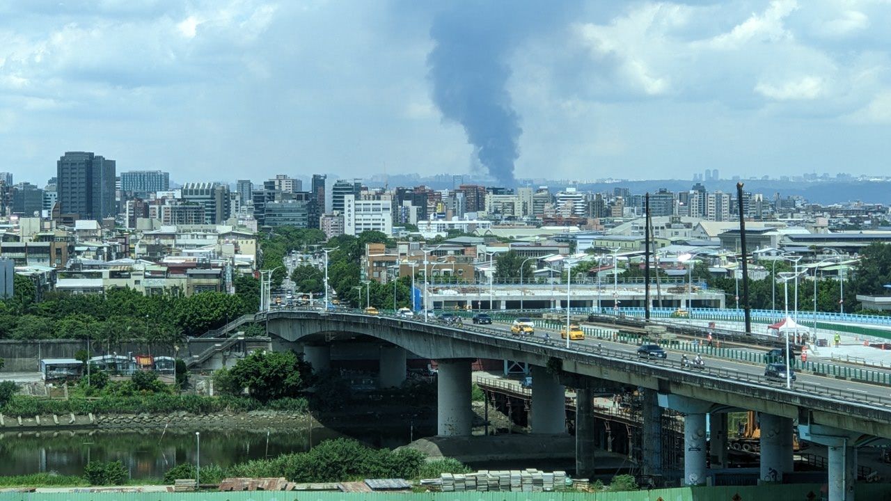 新北市泰山區一間傢俱廠今天上午發生火警，所幸廠內無人受困。