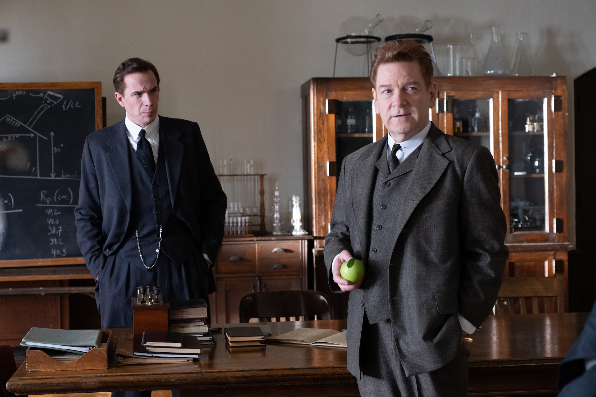 肯尼斯布萊納以親和沉穩的表現,詮釋物理學大師尼爾斯波耳。(環球提供)