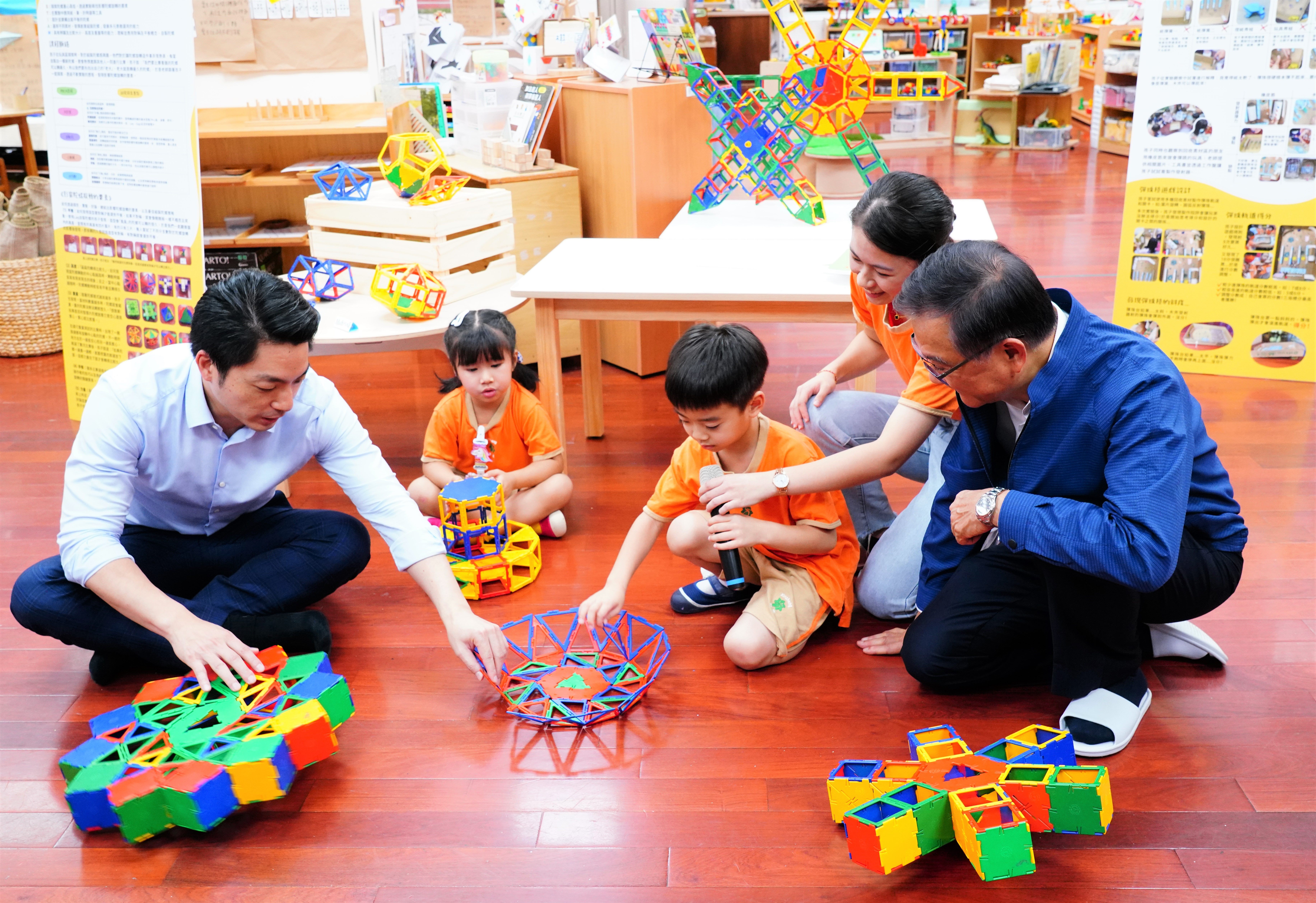 蔣萬安市長與湯志民教育局長視察幼兒STEAM教學。