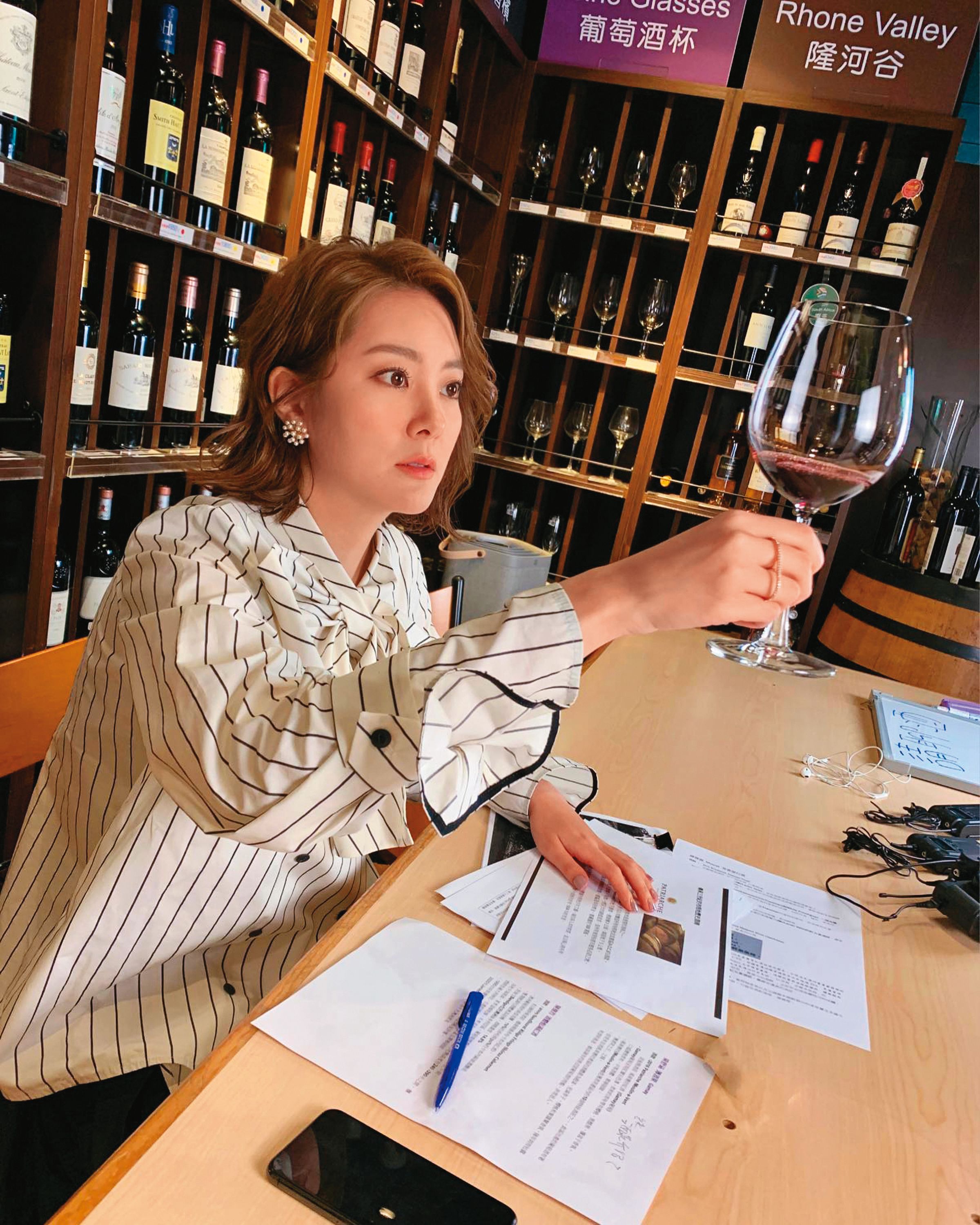 楊雅筑積極備戰中高階品酒師證照考試。(翻攝自楊雅筑臉書)