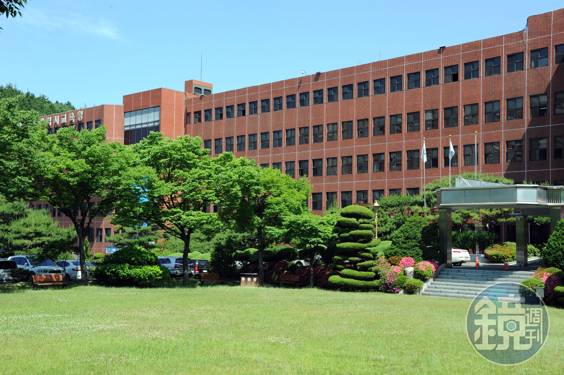 釜山一名國小三年級學生,因不滿被教師管教,竟「動手動腳」將老師打到骨折;圖為釜山市教育廳。(翻攝自釜山市教育廳)
