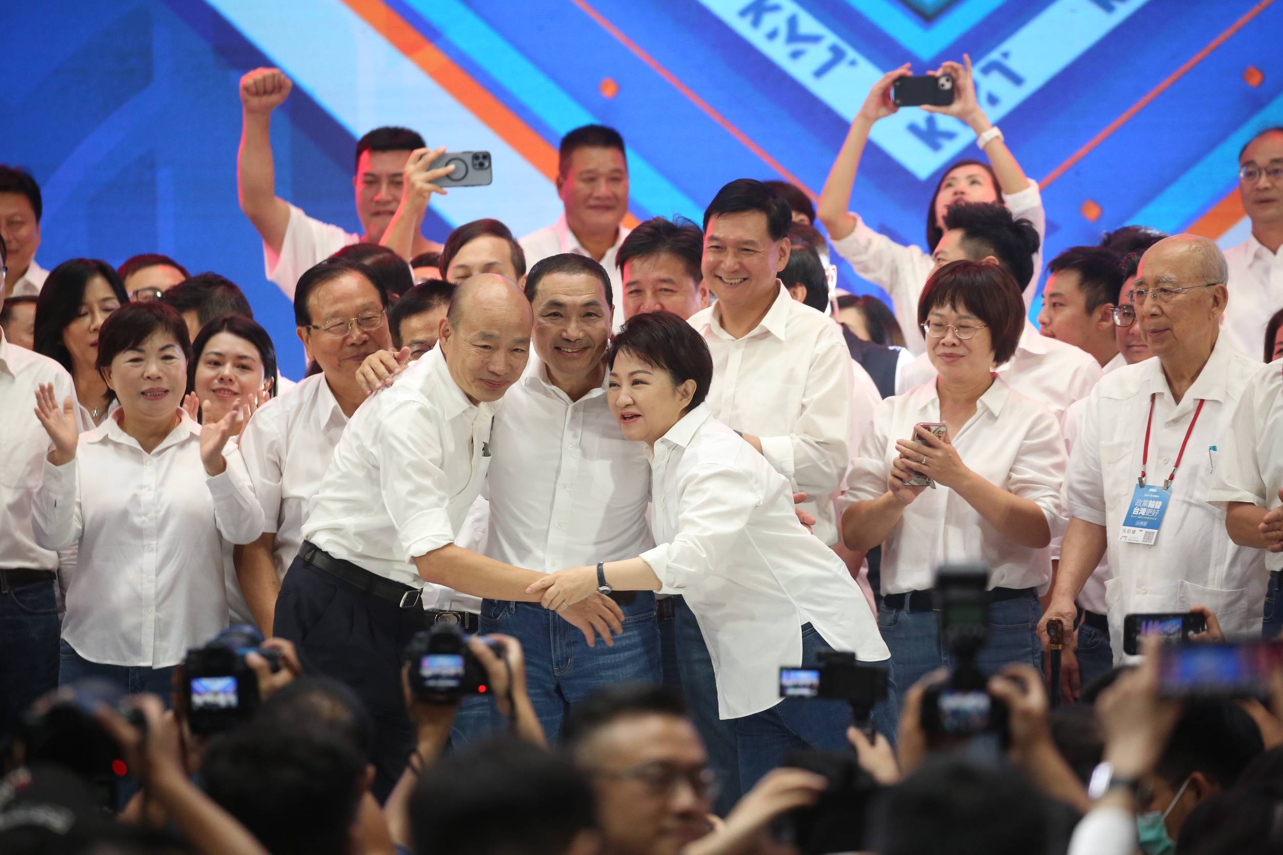 國民黨昨召開全代會，漢子、禿子、燕子3人難得同框，營造出藍營大團結的氛圍。