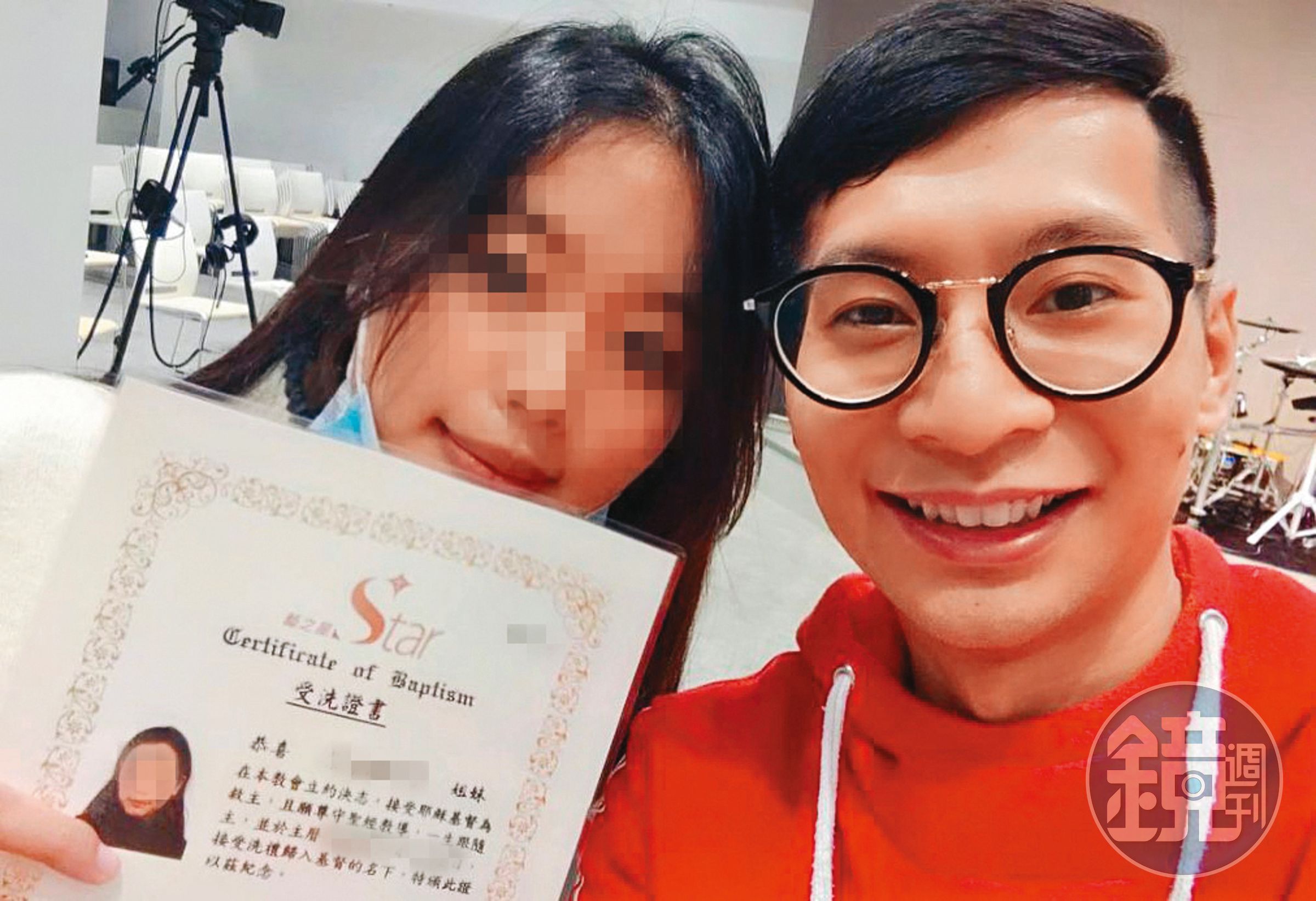 逸祥(右)和同教會的女友(左)交往3年感情穩定。(翻攝自逸祥女友臉書)
