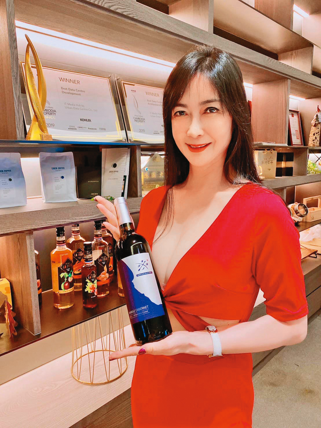 顧婕出書教品酒，也考取侍酒師執照。（翻攝自顧婕臉書）