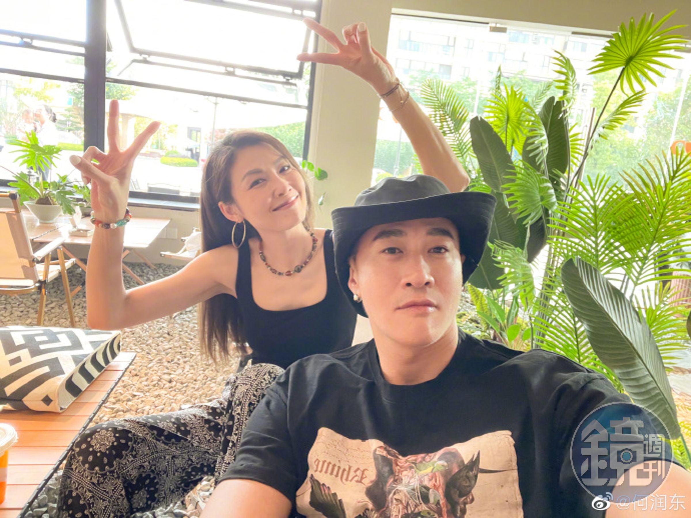 何潤東（右）終結與老婆林姵希（左）16年的「分居」生活，由於老婆之前手傷，生活甚至無法自助。（翻攝微博）