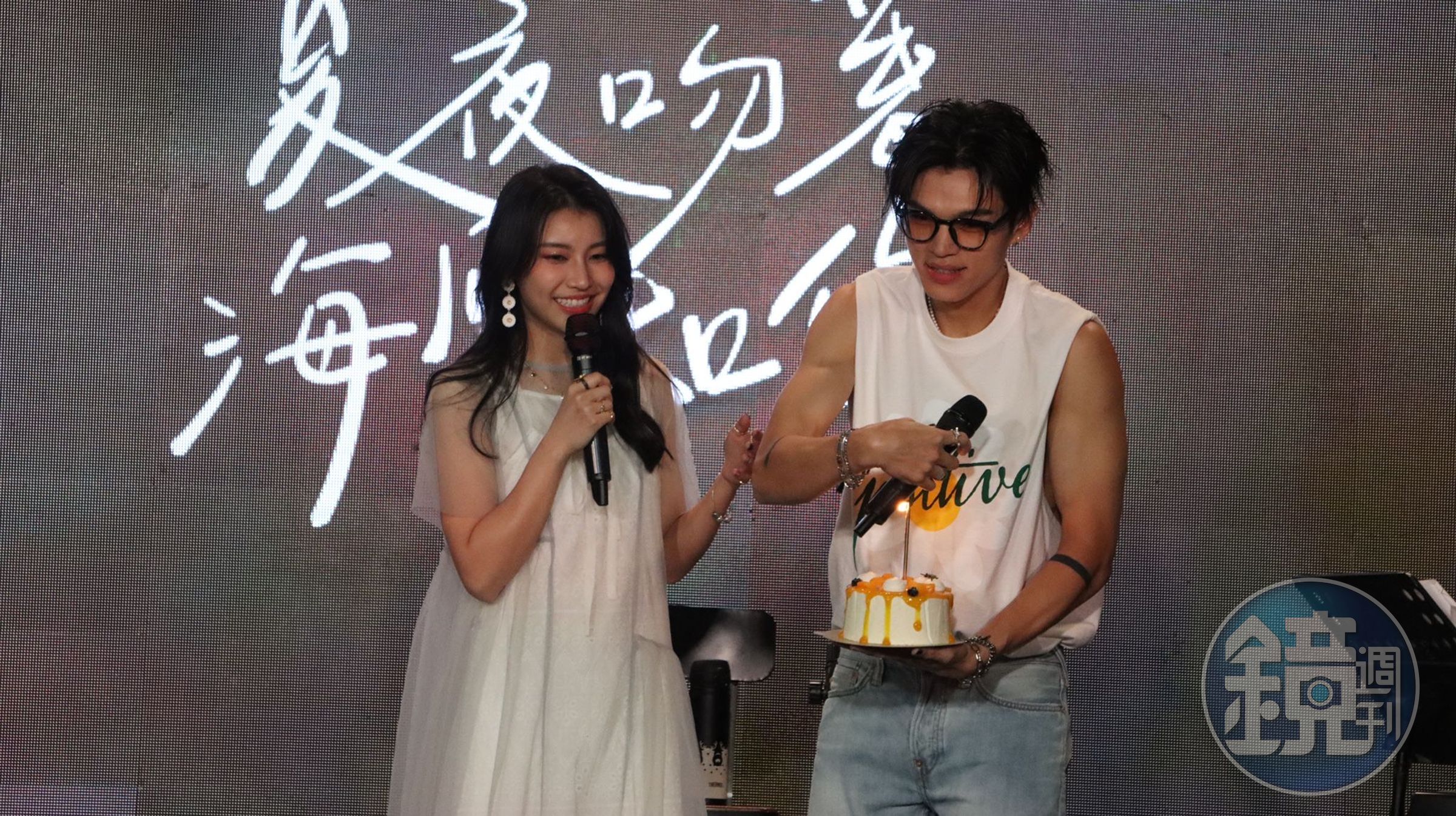 采子演唱完〈帶我回去〉,凱爾驚喜現身端著蛋糕上台。 (浩翰宇宙無限工作室提供)