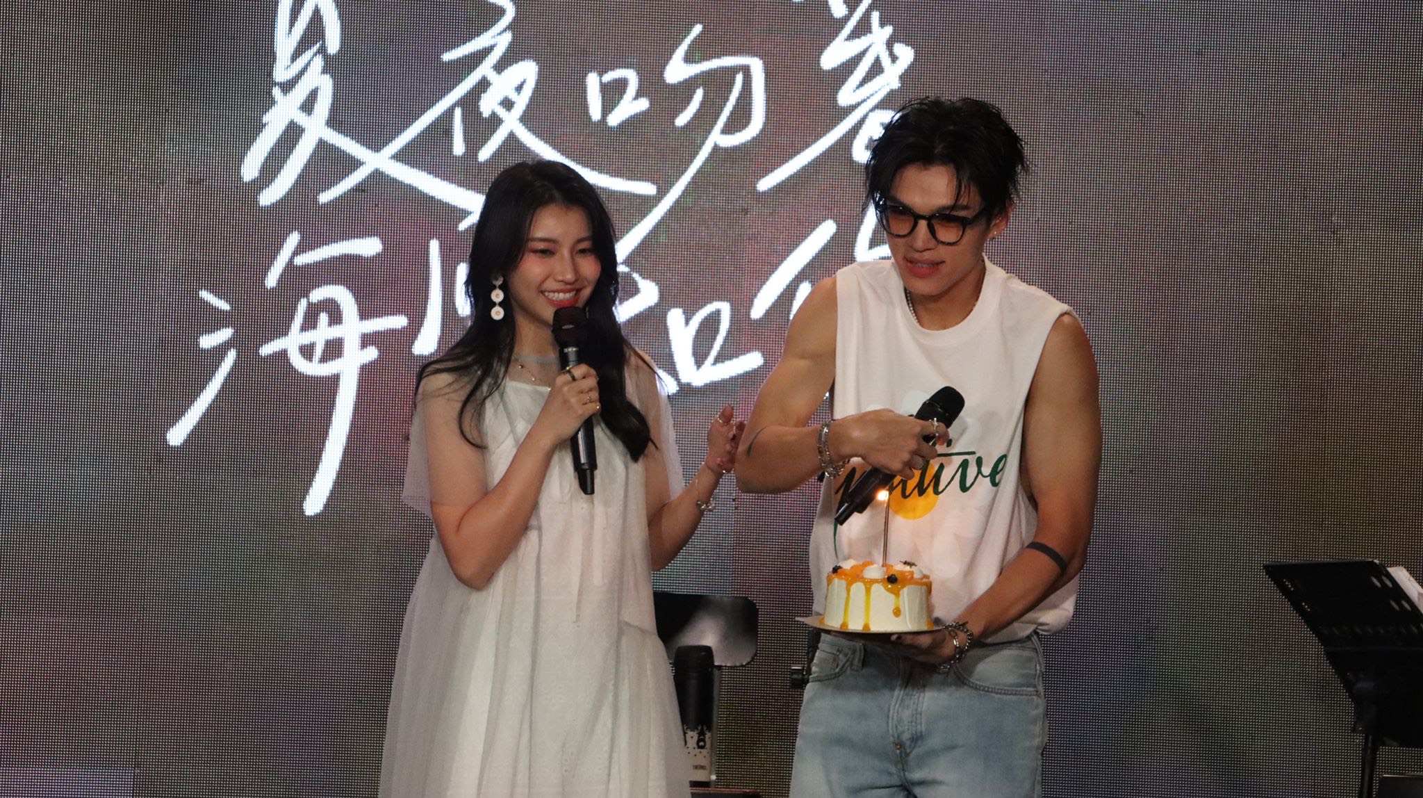 采子演唱完〈帶我回去〉，凱爾驚喜現身端著蛋糕上台。 （浩翰宇宙無限工作室提供） 