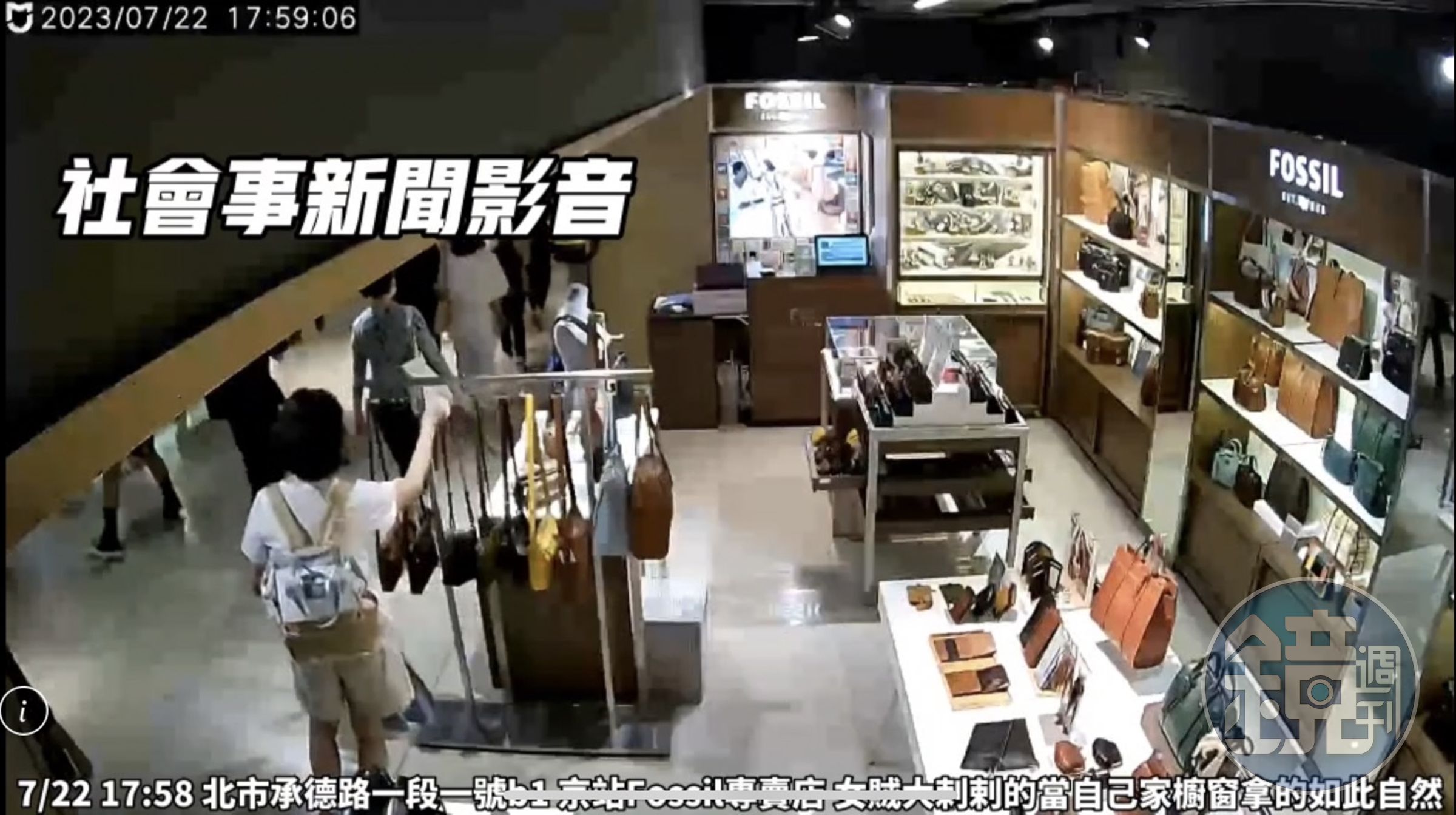 監視器畫面拍下女竊賊走近半開放櫃位,並迅速拿下鐵桿上的皮包。(翻攝自社會事新聞影音)
