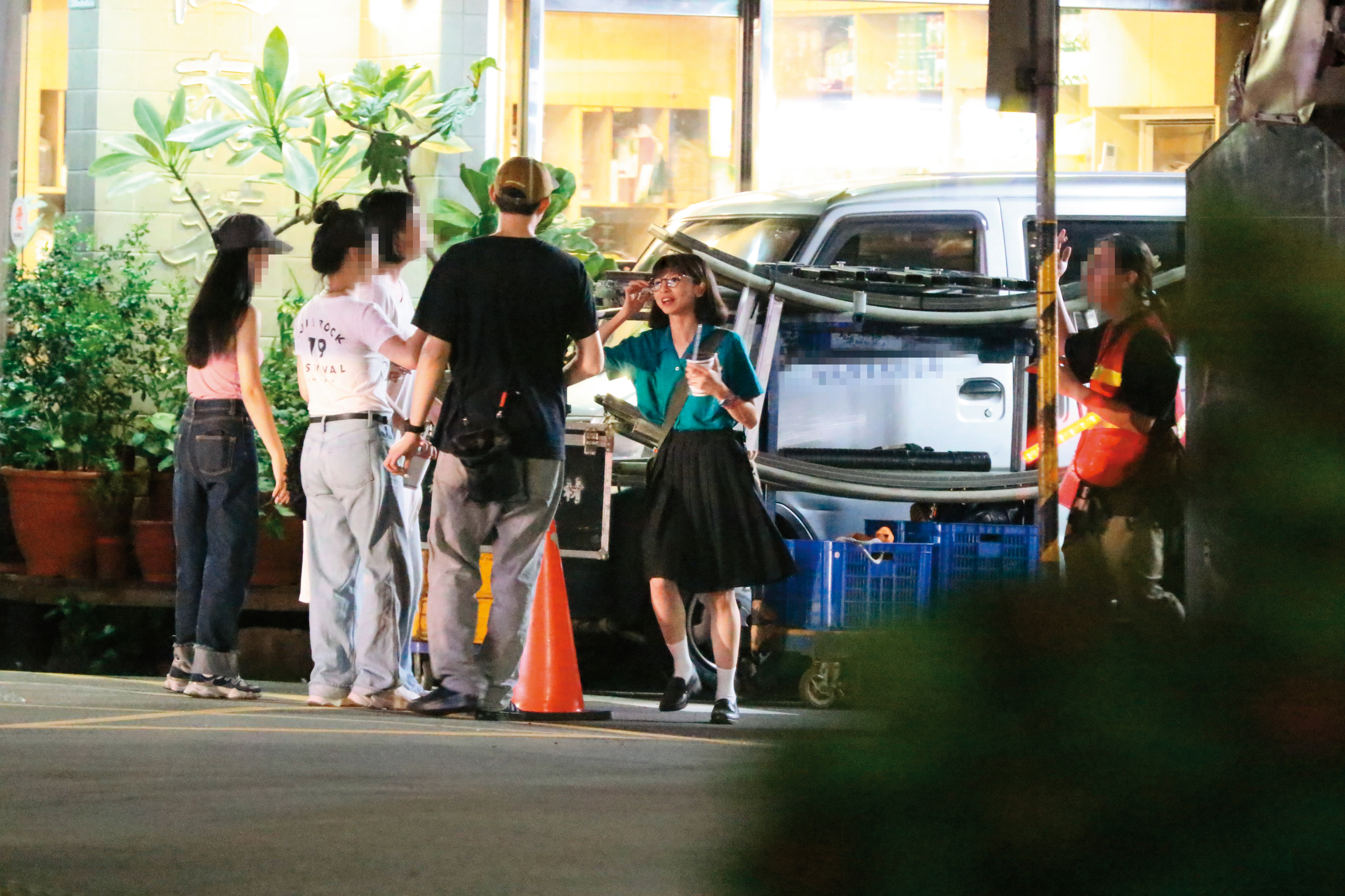 7月17日20：45，拍攝暫時休息，陳姸霏拿著飲料與工作人員聊天聊得不亦樂乎。