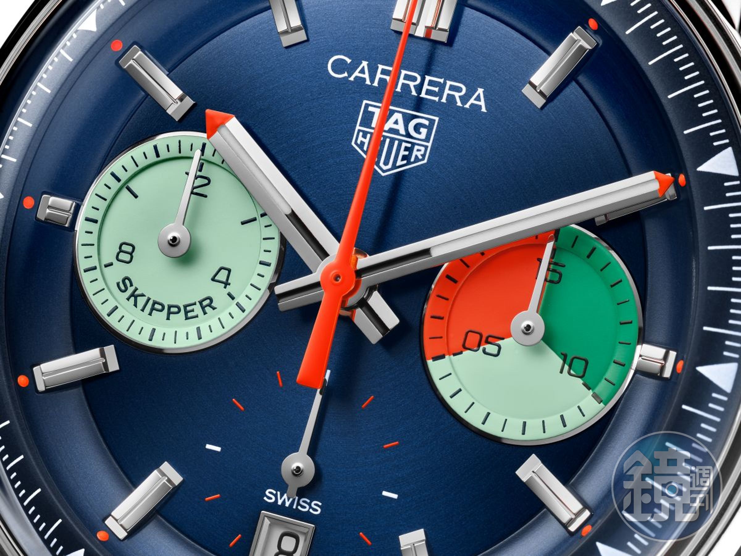 泰格豪雅全新Carrera Skipper 帆船計時碼錶，完全重現1968年Skipperera 7754的經典配色。6點鐘位置的小秒針則技術性隱藏，突顯雙眼盤的復古風格。