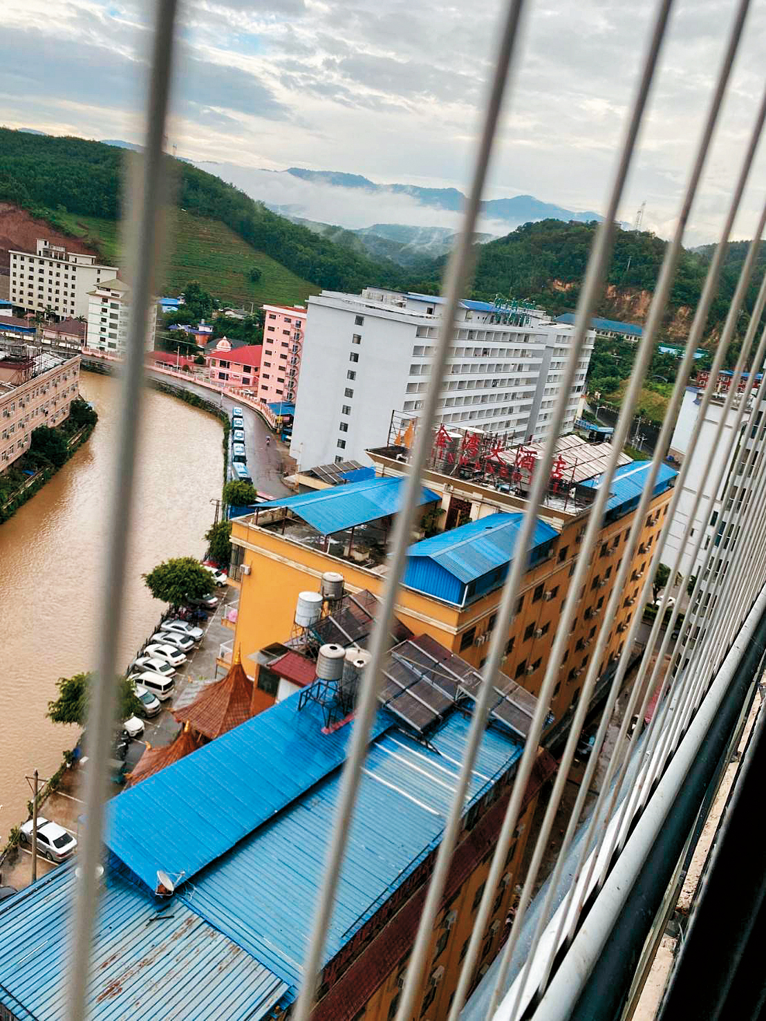 台灣被害人被囚禁在緬甸北部城市勐拉的大樓,過著慘無人道的生活。(讀者提供)