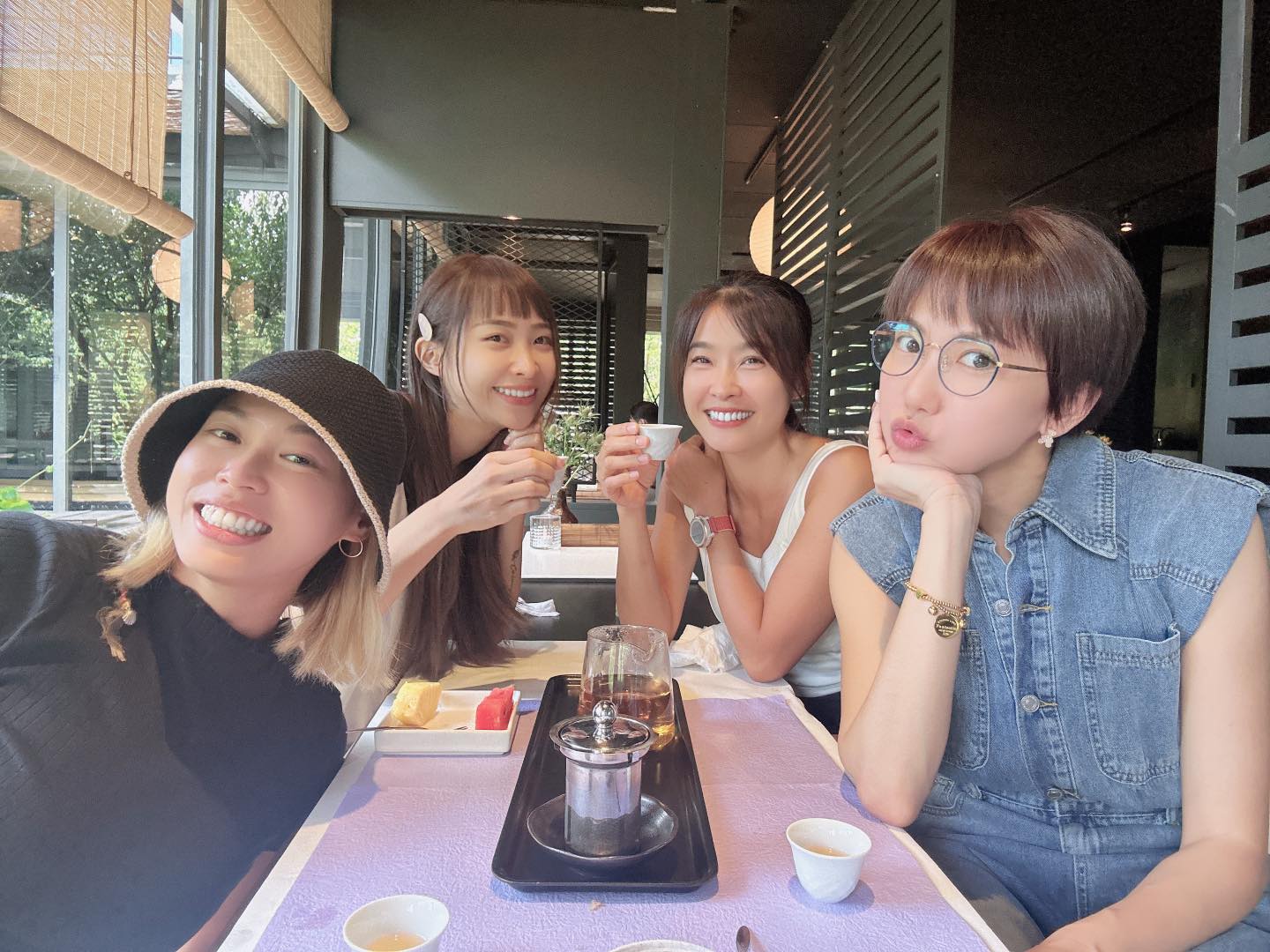 好友小嫻（右二）特地從墾丁北上安慰大牙（右一）。（翻攝自大牙臉書）